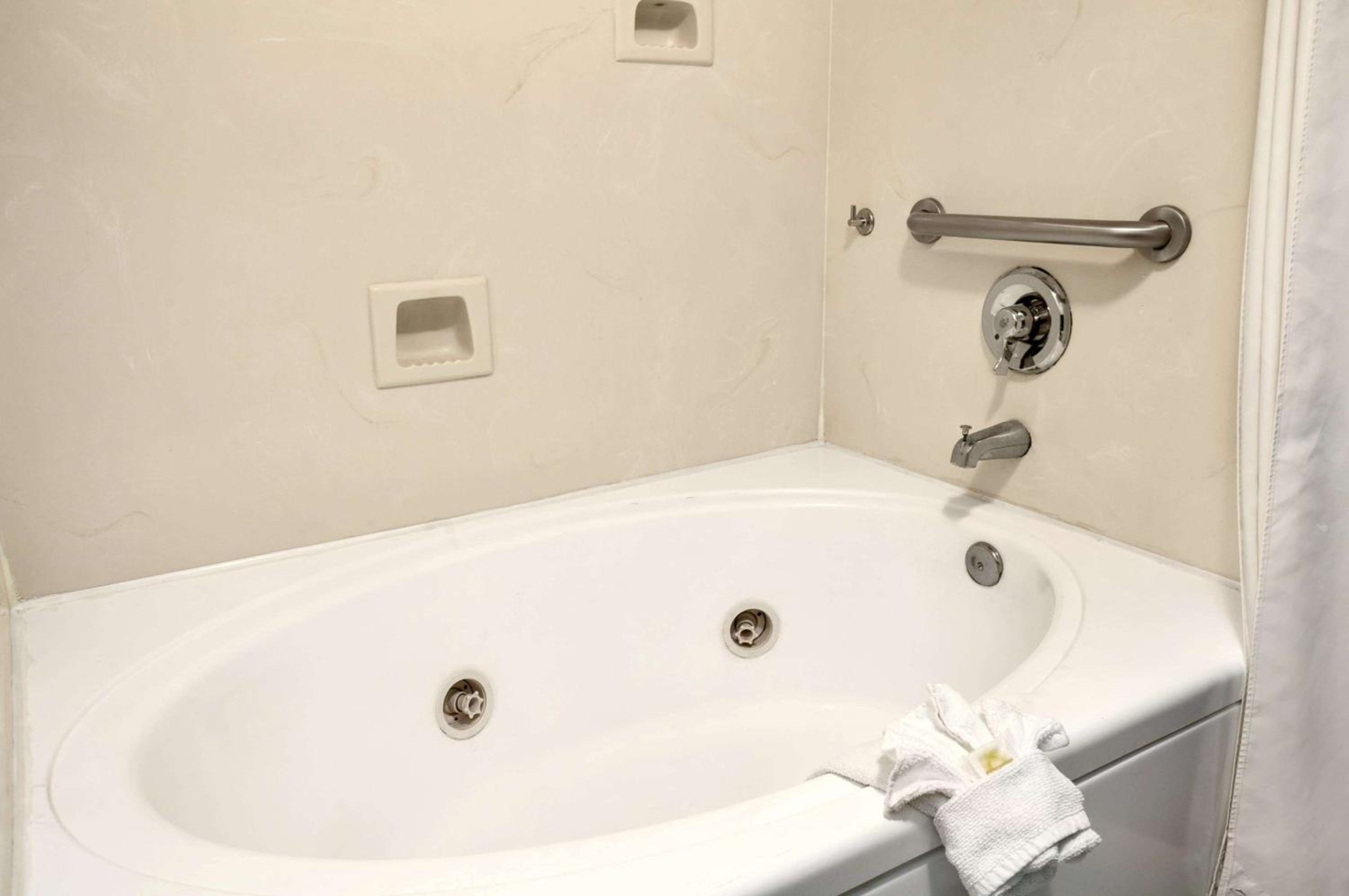 Deluxe King Room with Spa Bath - Non-Smoking - Photo 6