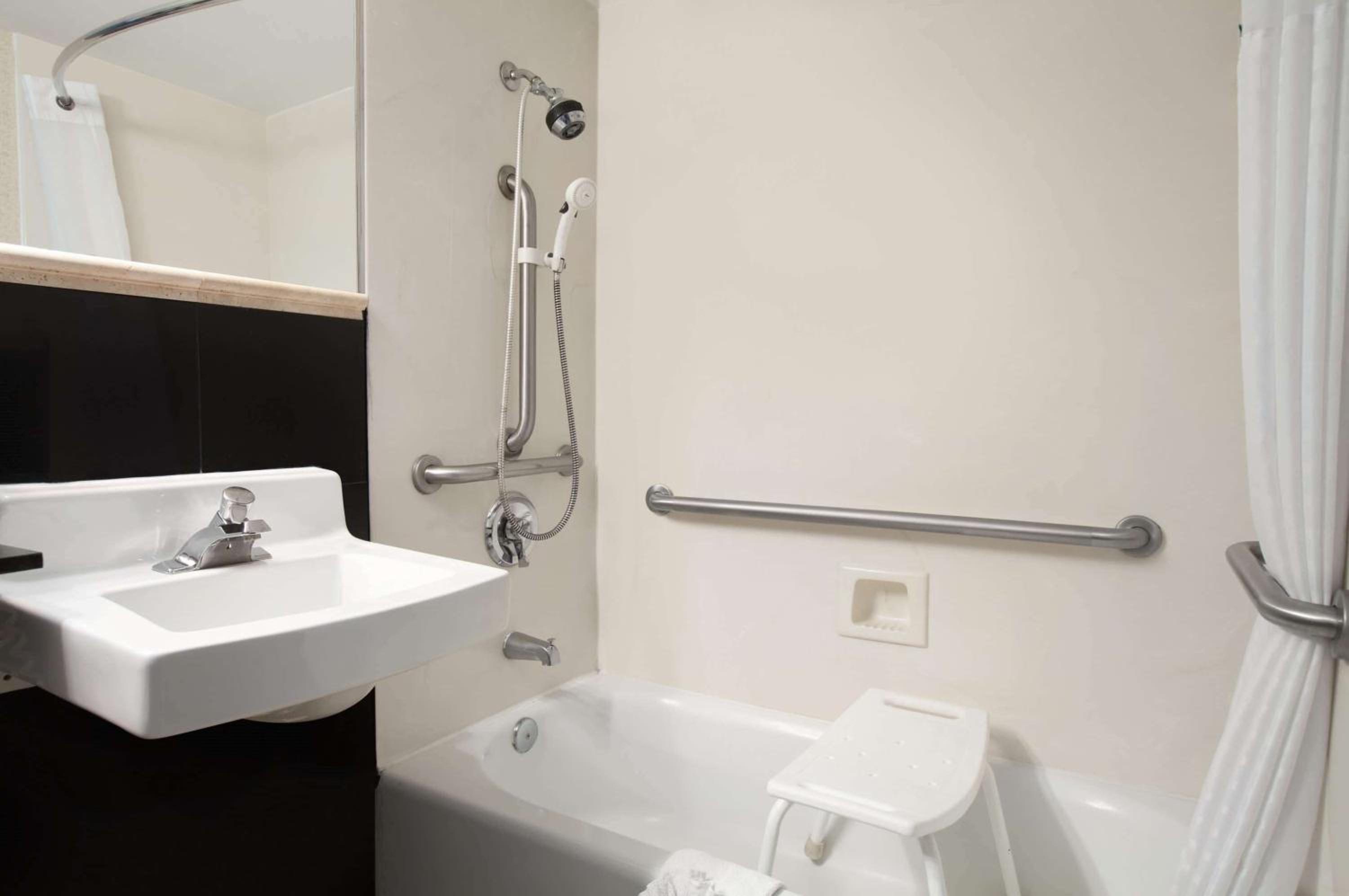 Queen Room with Bath Tub - Mobility Accessible/Non-Smoking - Photo 6