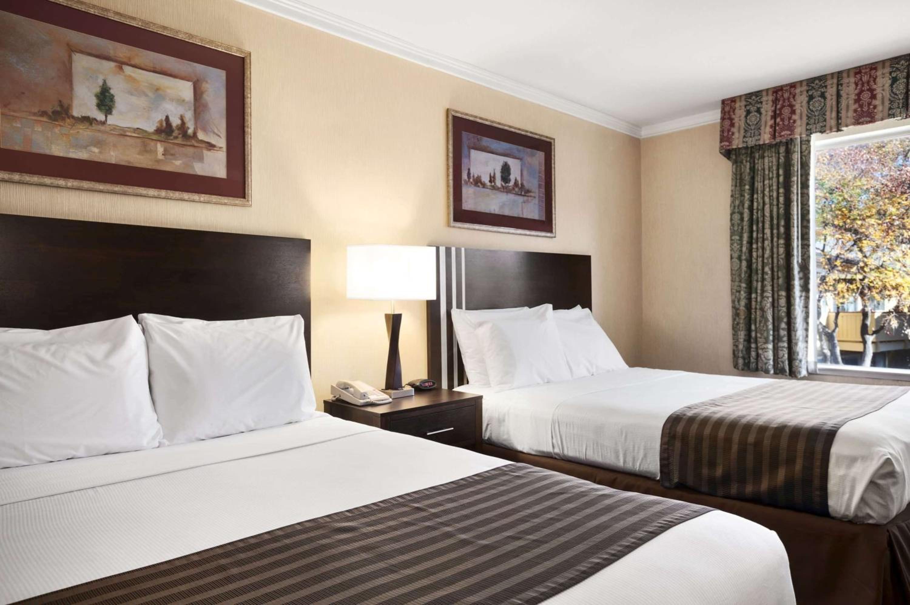 Queen Room with Two Queen Beds - Non-Smoking - Photo 8
