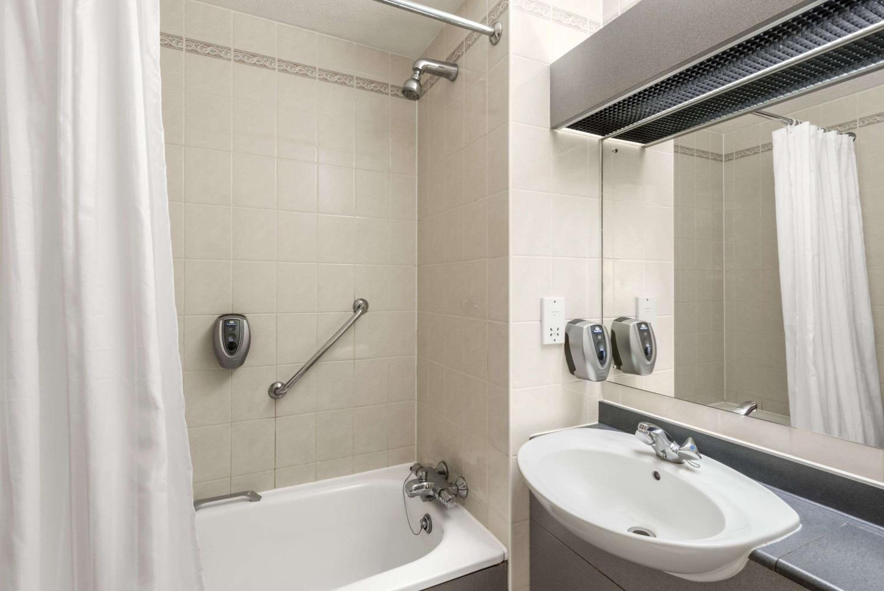 Standard Twin Room - Photo 5