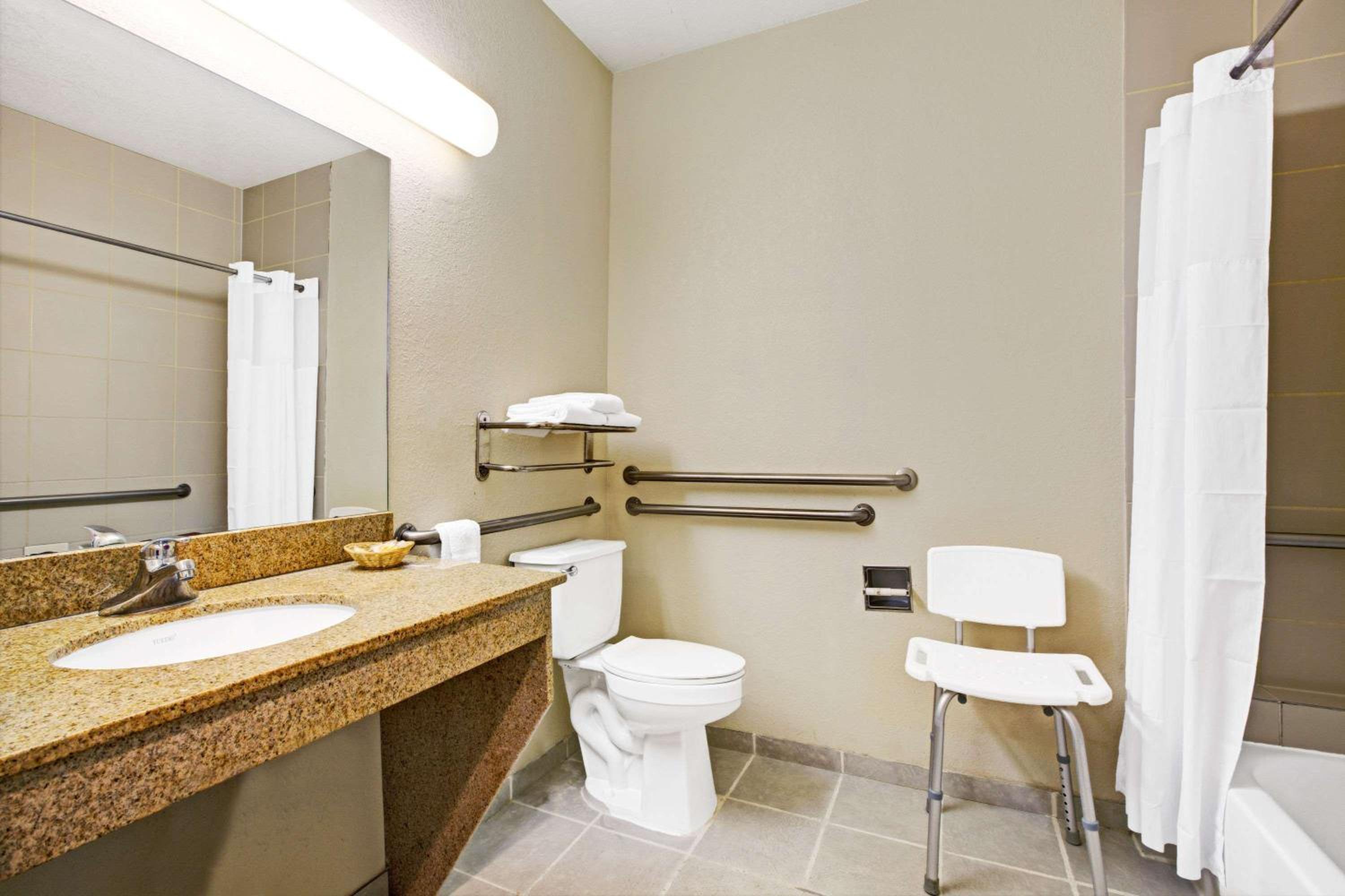 King Room - Disability Access - Non-Smoking - Photo 2