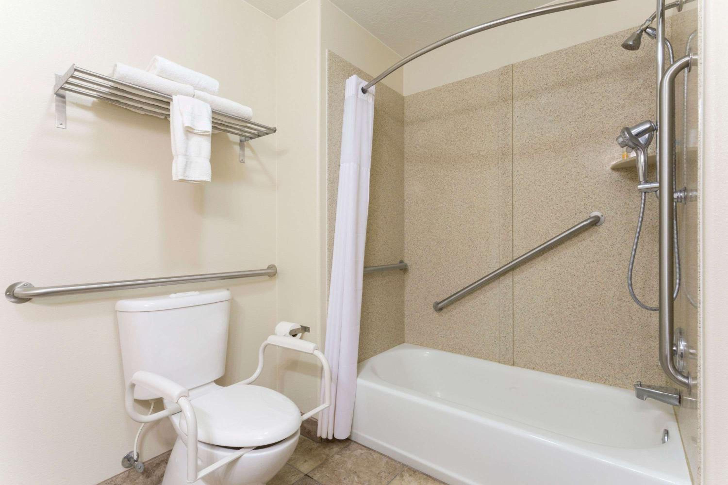 Queen Room - Disability Access- Non-Smoking - Photo 2