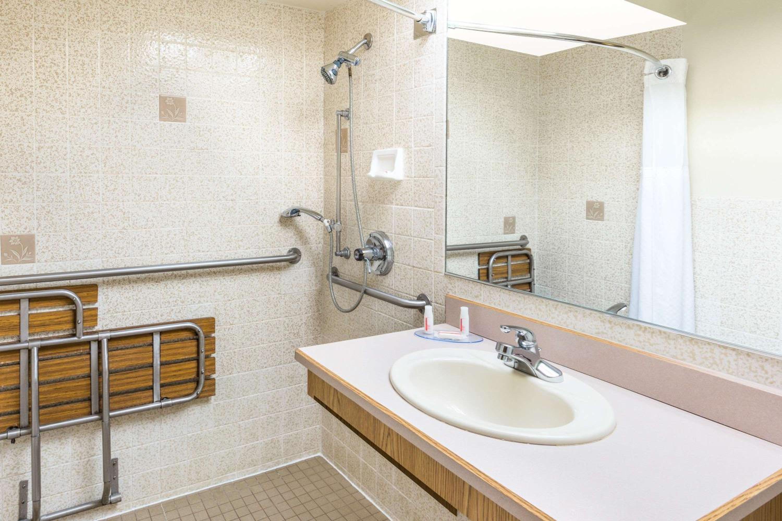 Queen Room with Two Queen Beds - Mobility Accessible/Pet Friendly/Non-Smoking - Photo 5