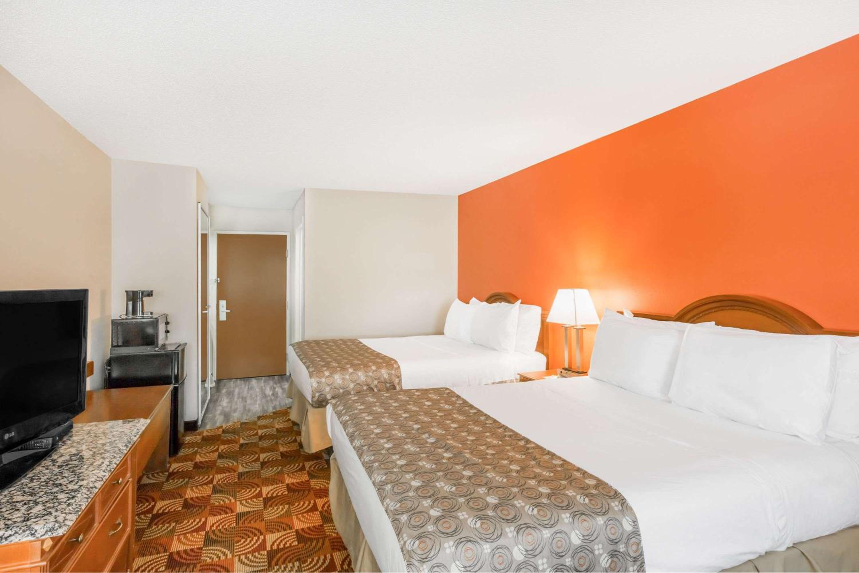 Queen Room with Two Queen Beds - Non-Smoking - Photo 1