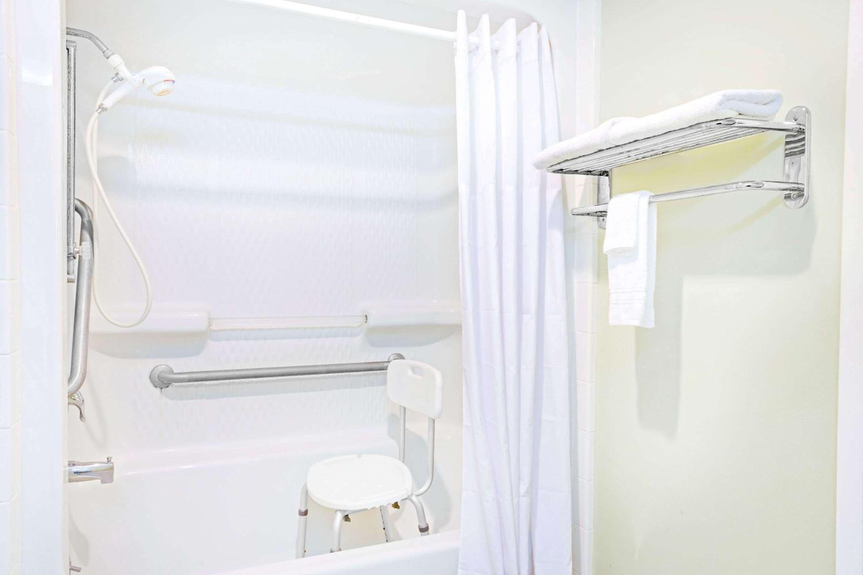 King Room - Mobility Access/Non-Smoking - Photo 9