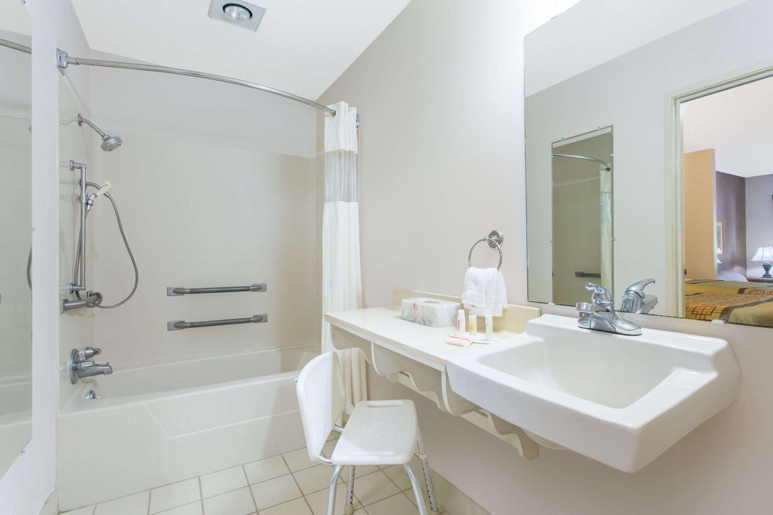 King Room - Mobility Access/Non-Smoking - Photo 8