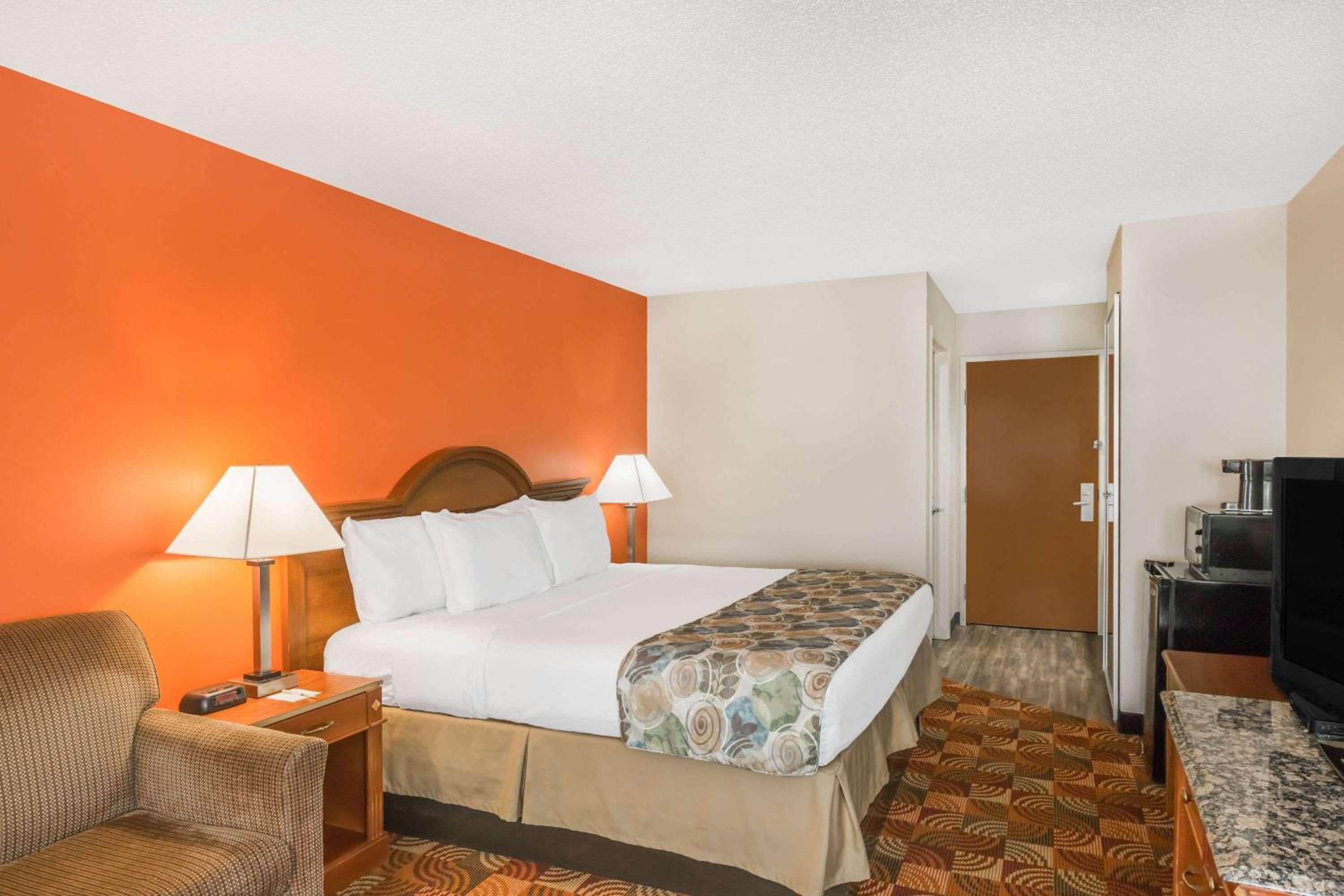 King Room - Non-Smoking - Photo 1