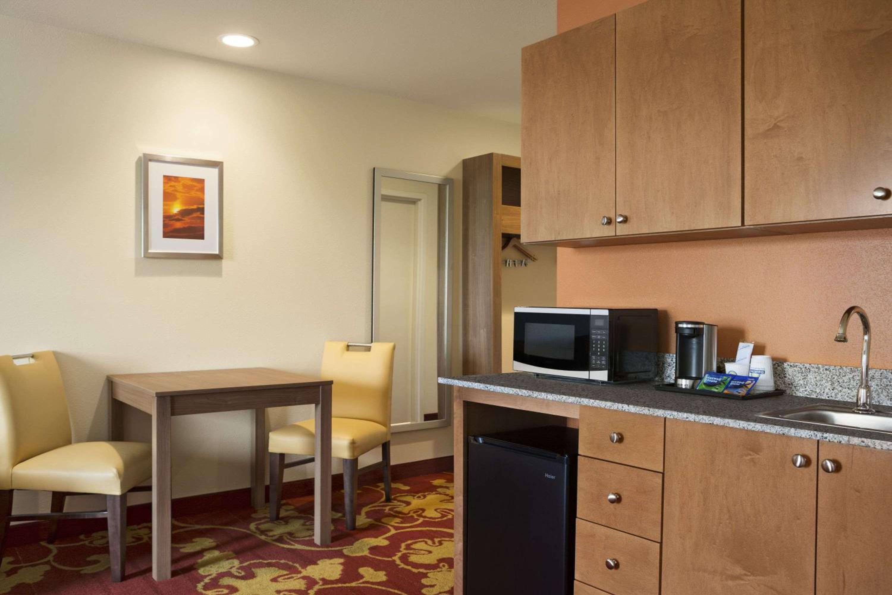 Studio King Suite - Accessible/Non-Smoking photo 3
