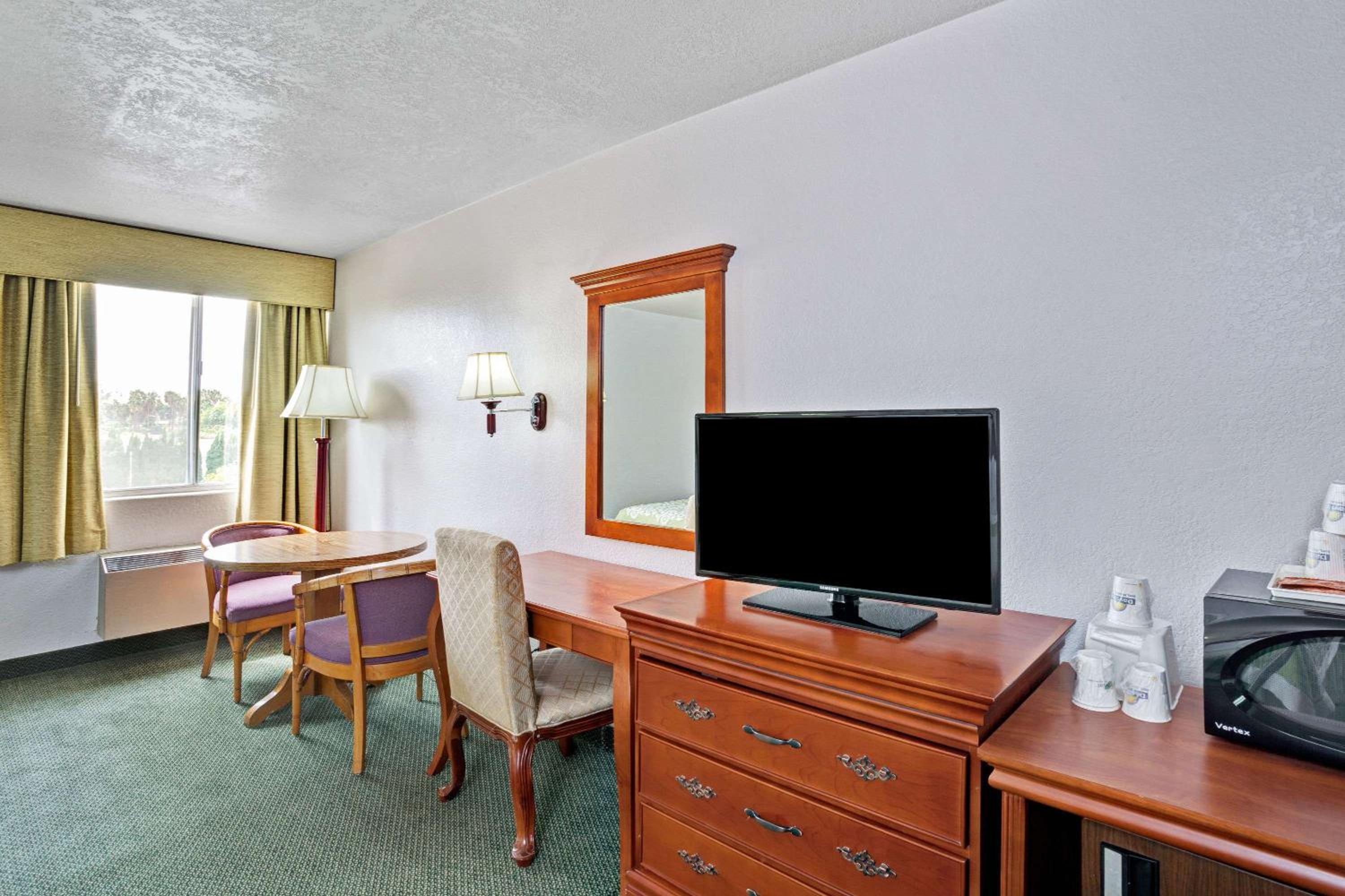 Queen Room with Two Queen Beds - Non-Smoking - Photo 4