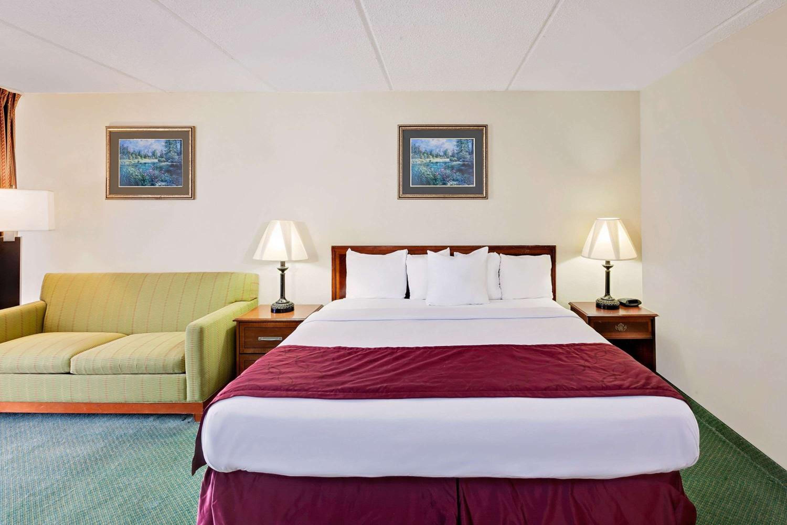 King Room - Non-Smoking - Photo 5