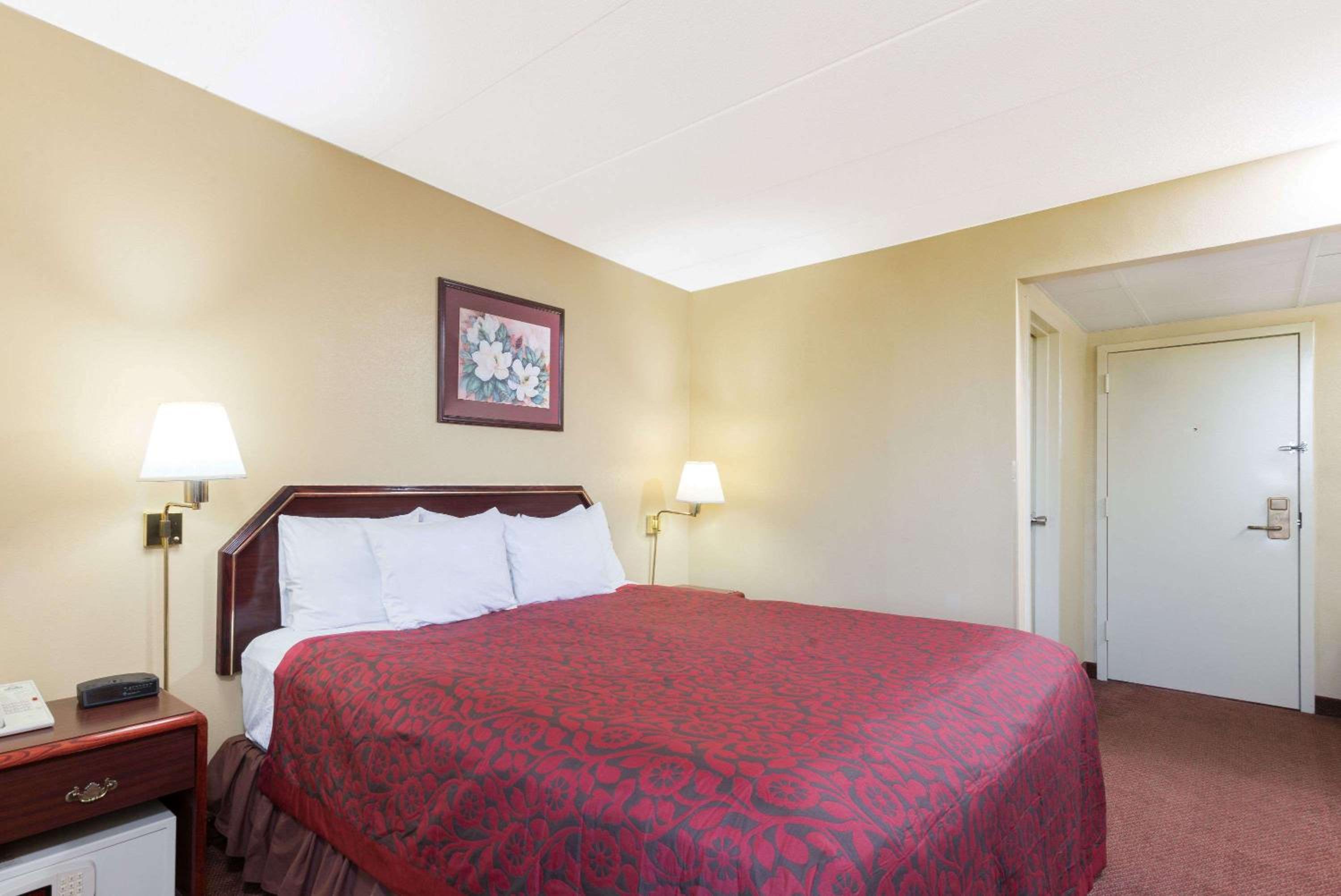 King Room - Non-Smoking - Photo 1