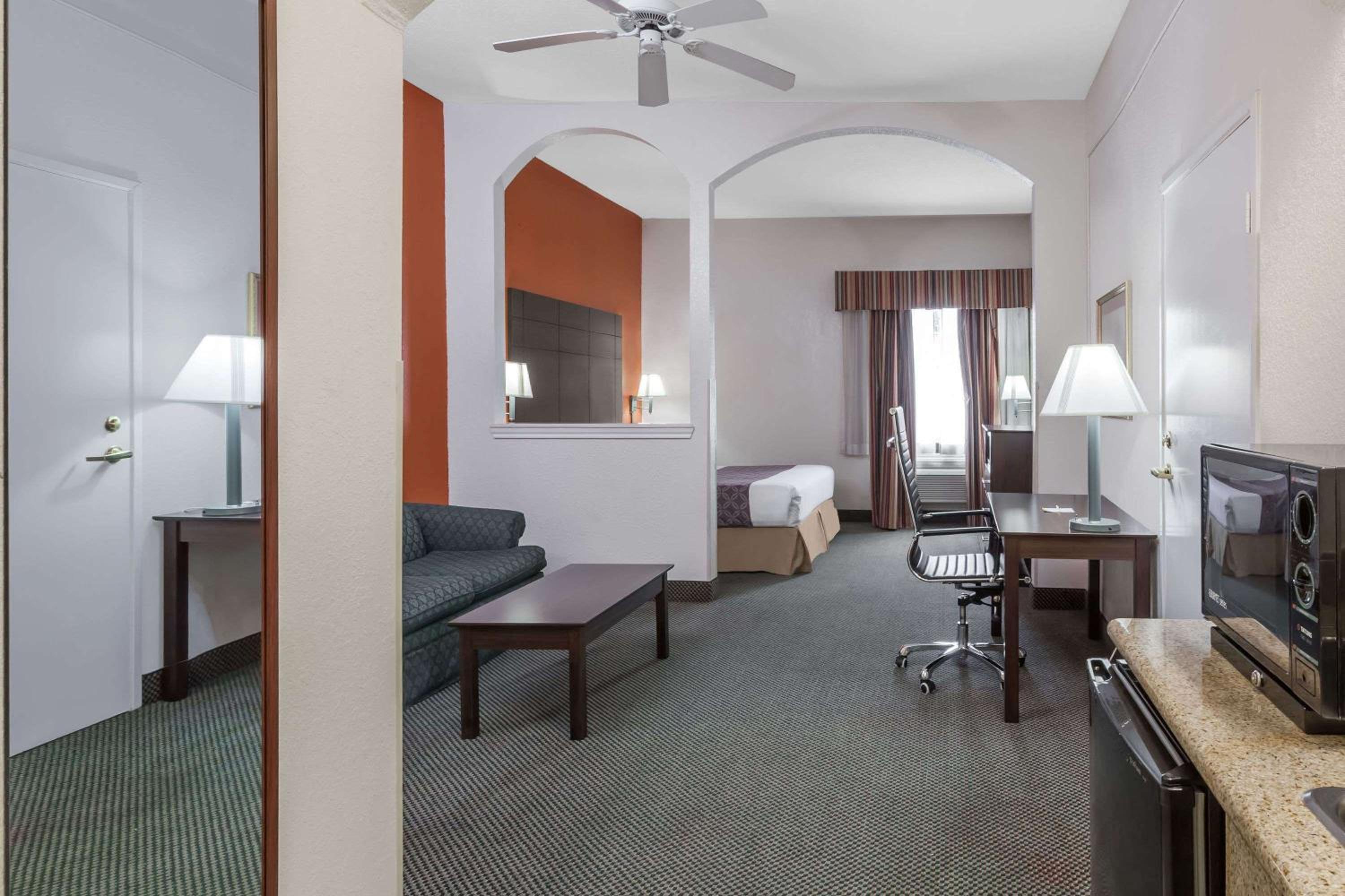 1 King Bed | Mob Acc RI Shwr Nsmk Micfridge - Photo 1