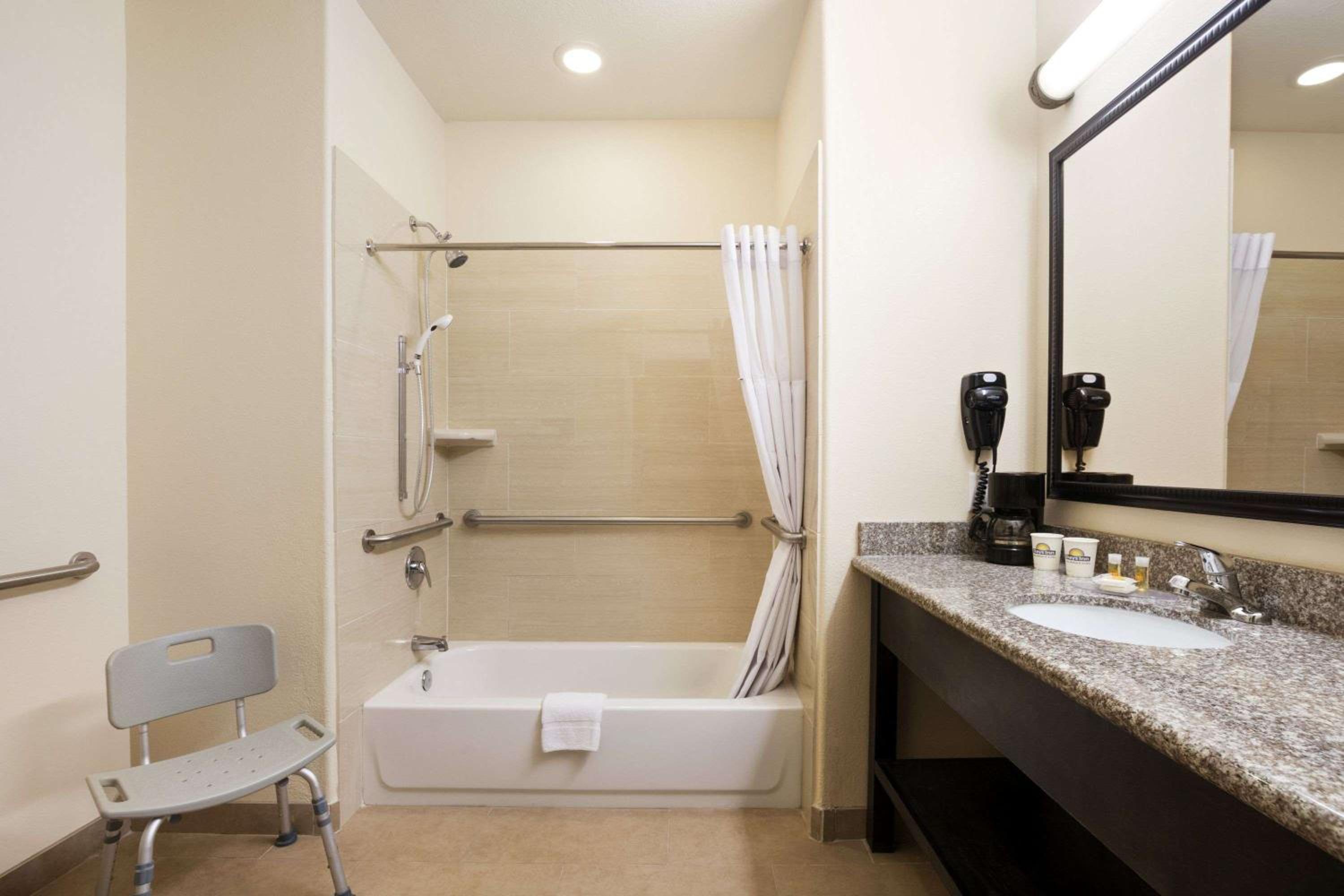 King Room - Mobility Access/Non-Smoking photo 3