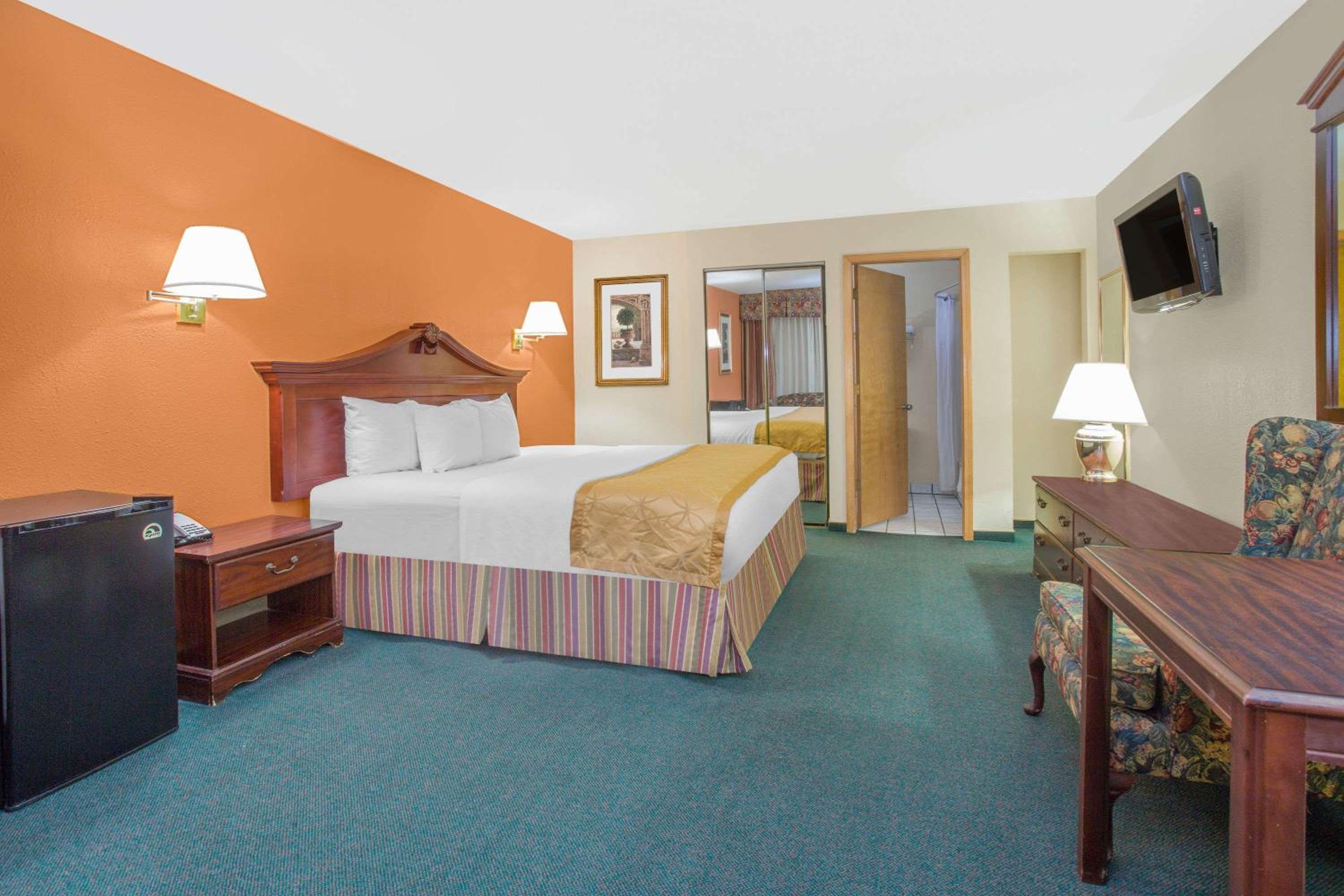 King Room - Non-Smoking - Photo 1