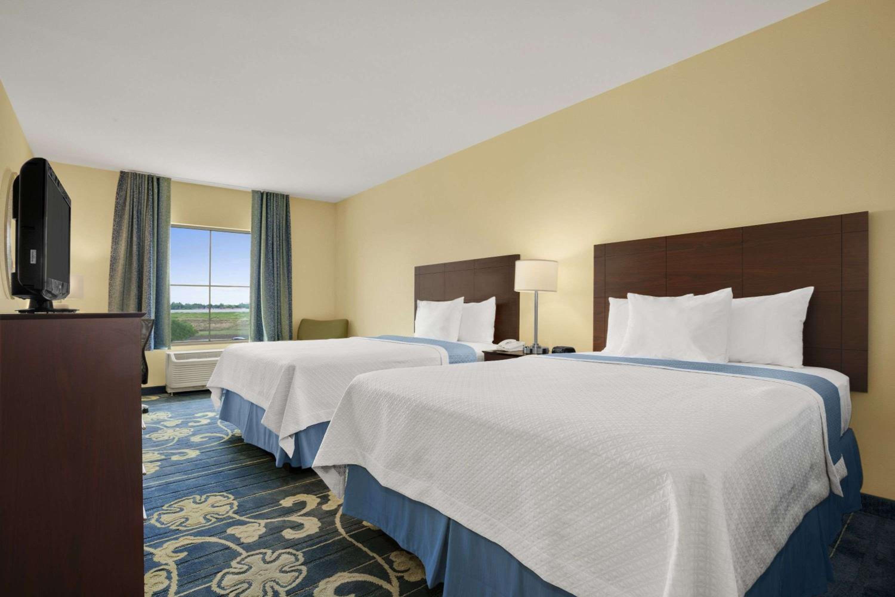 Queen Room With Two Queen Beds - Non-Smoking photo 1