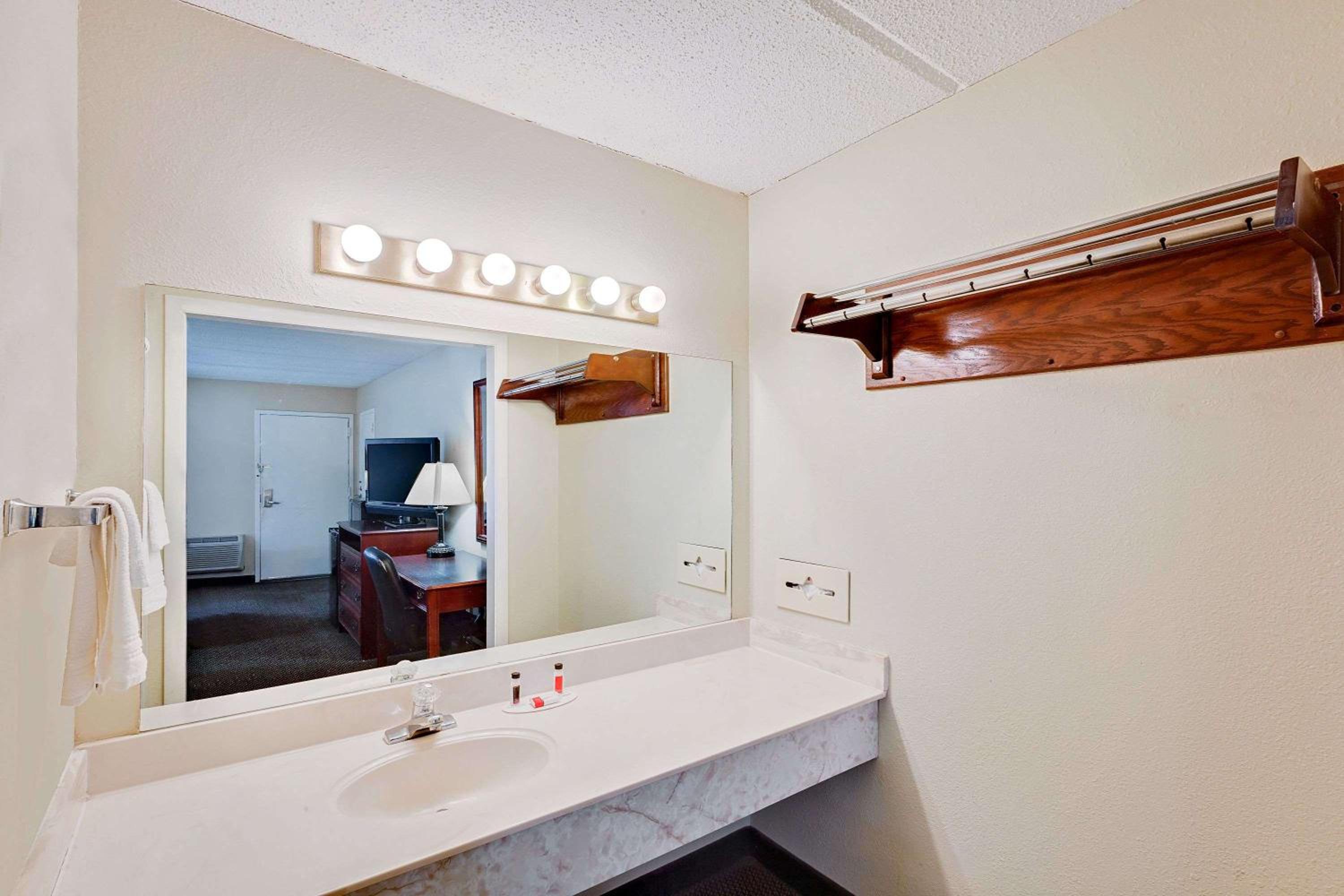 King Room - Non-Smoking - Photo 2