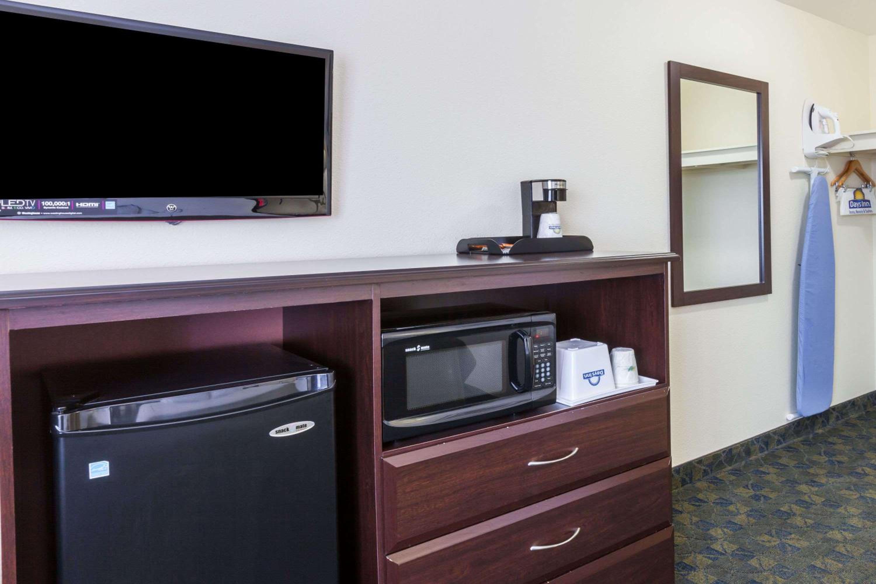 Double Room with Two Double Beds - Non-Smoking - Photo 3
