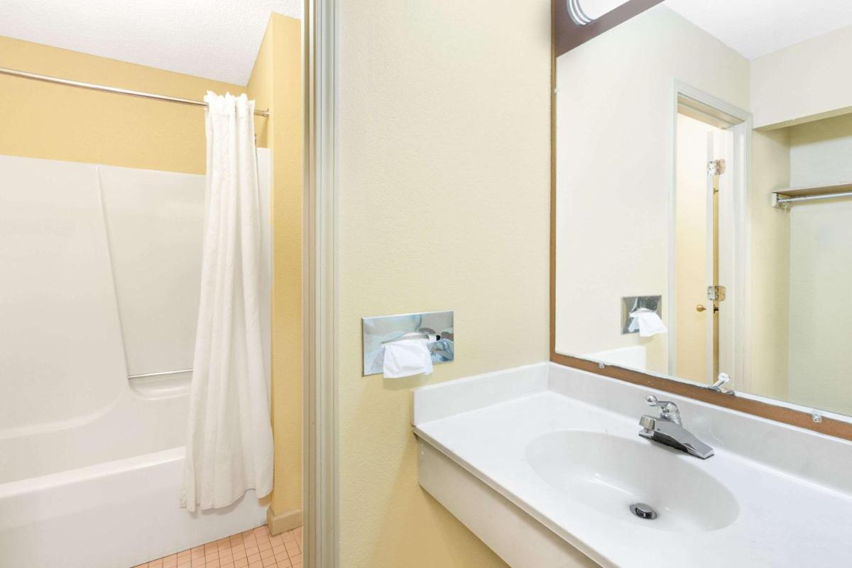 Deluxe Suite - Non-Smoking photo 2