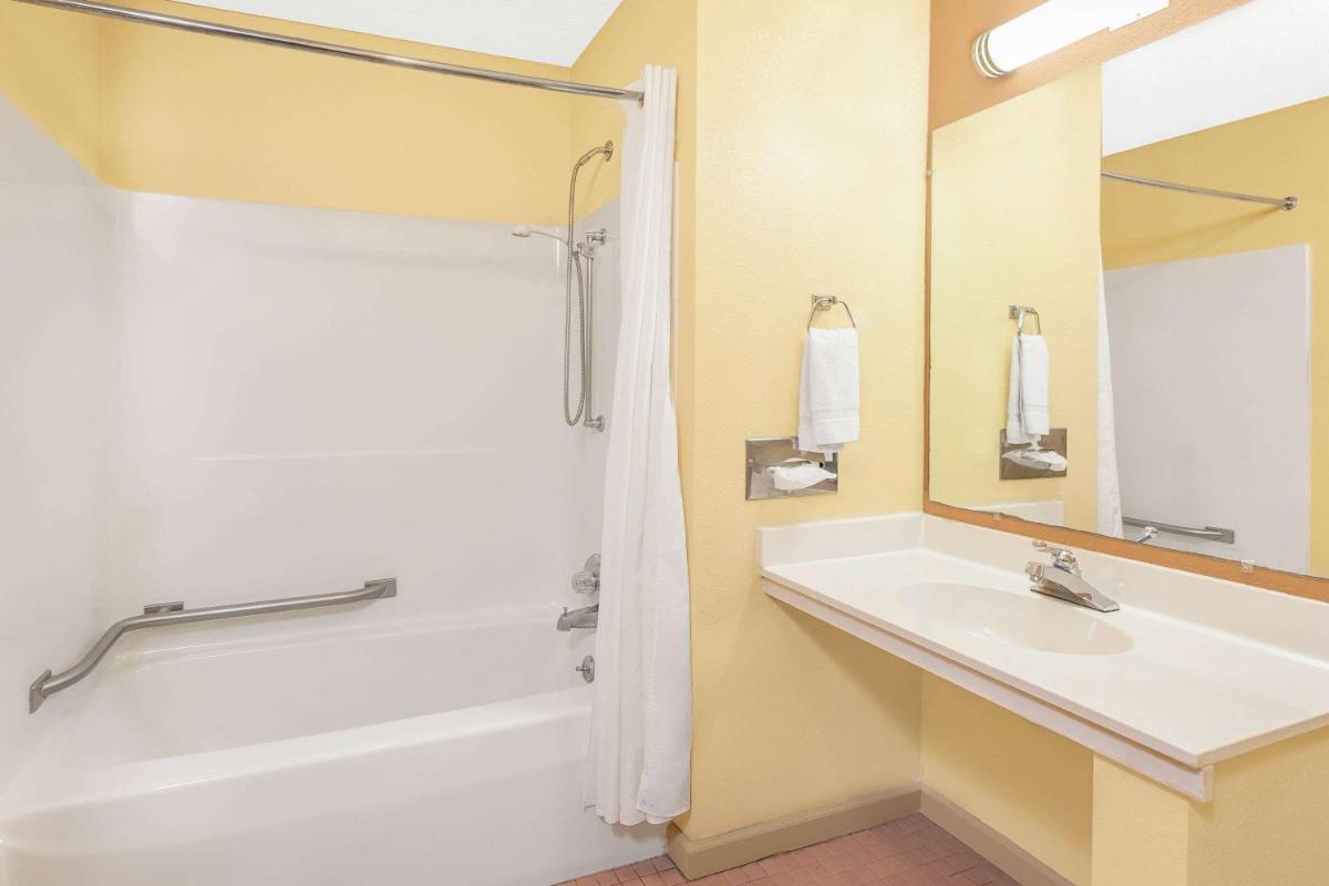 King Room - Disability Access - Non-Smoking photo 2