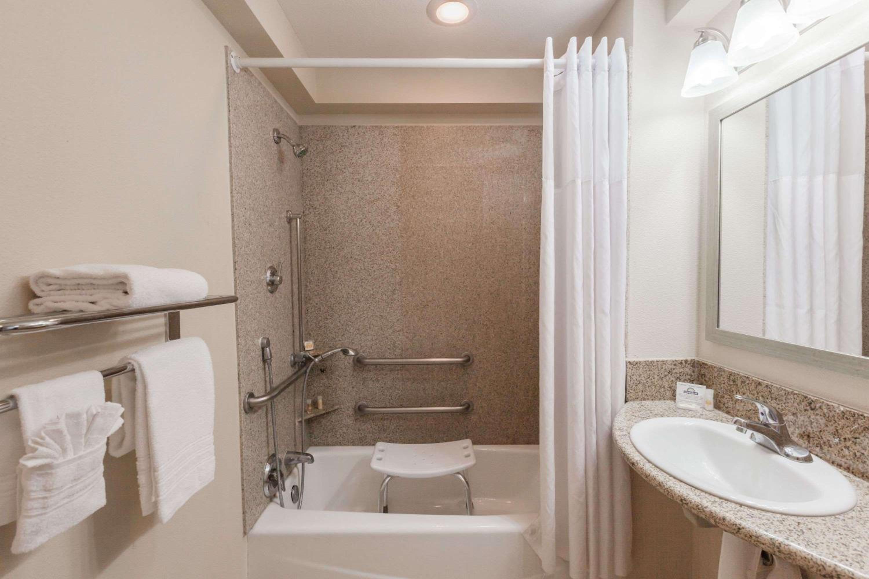Queen Room with Mobility/Hearing Access - Non-Smoking - Photo 2