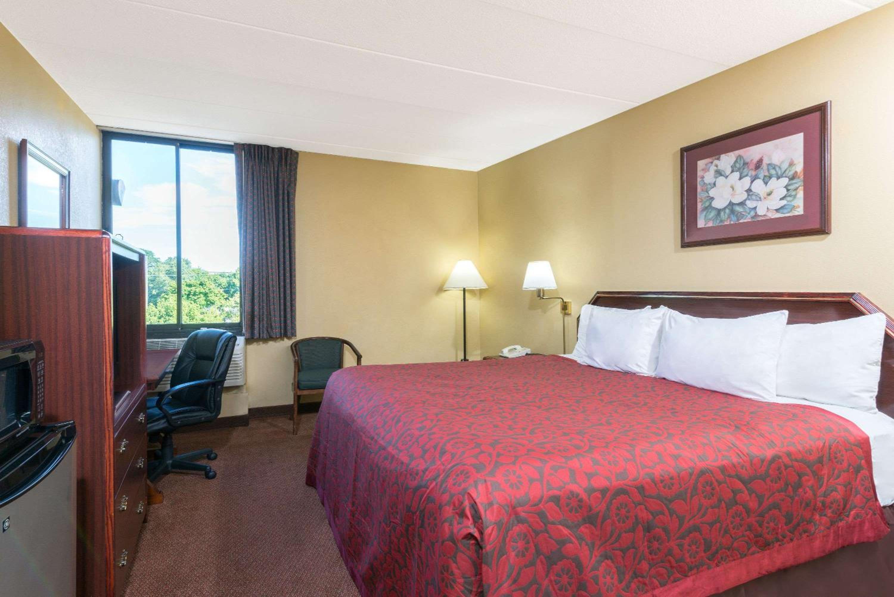 King Room - Non-Smoking - Photo 2