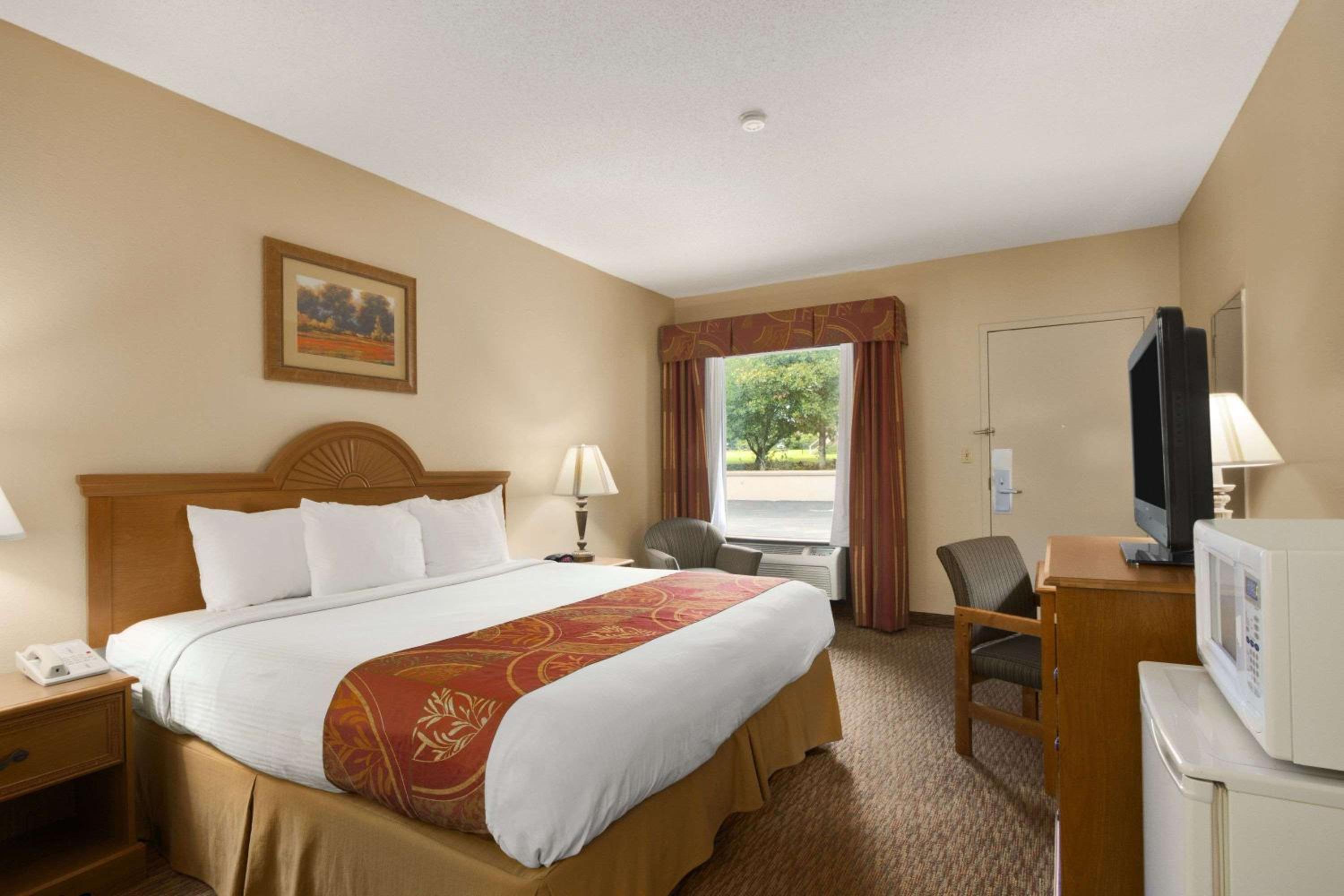 King Room - Non-Smoking - Photo 6