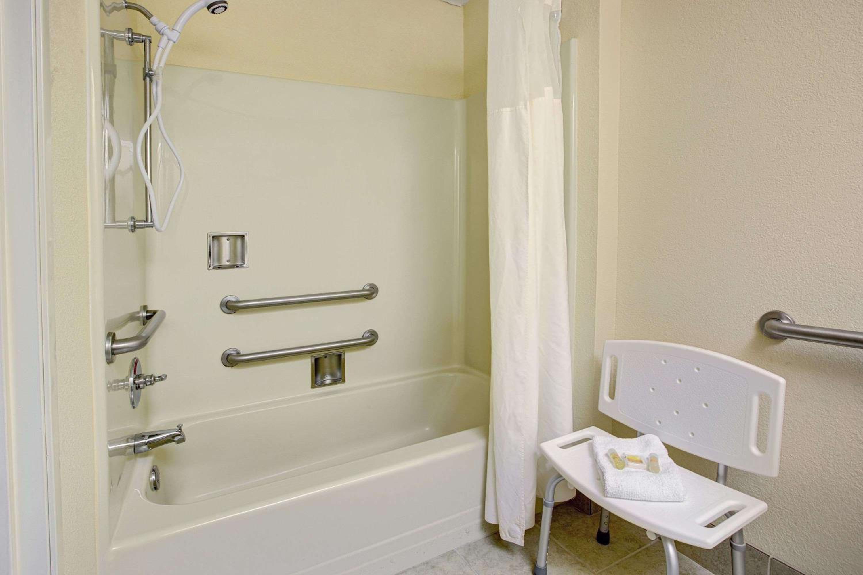 Double Room with Two Double Beds - Smoking - Photo 2