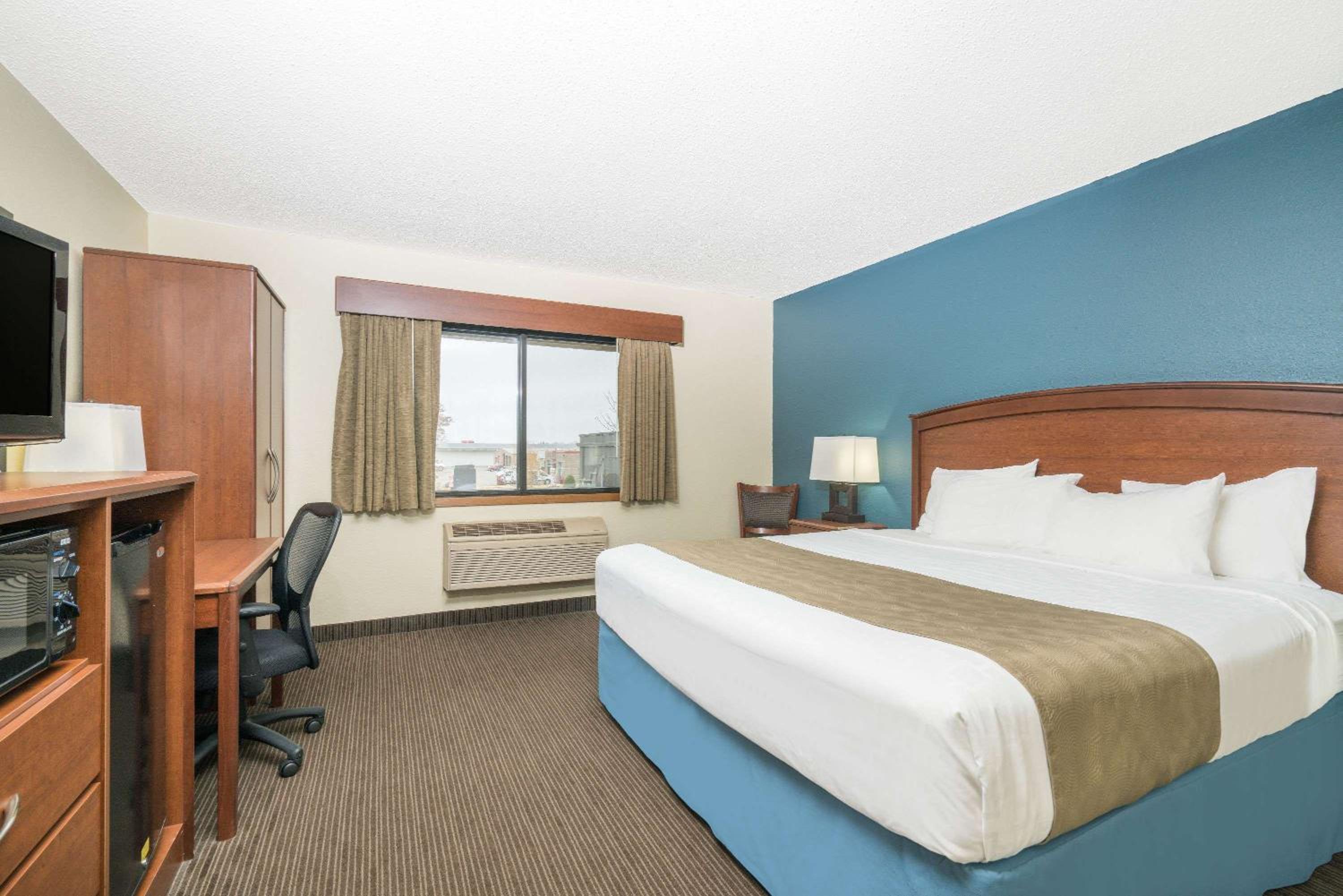 King Room with Roll-in Shower - Mobility Access/Non-Smoking