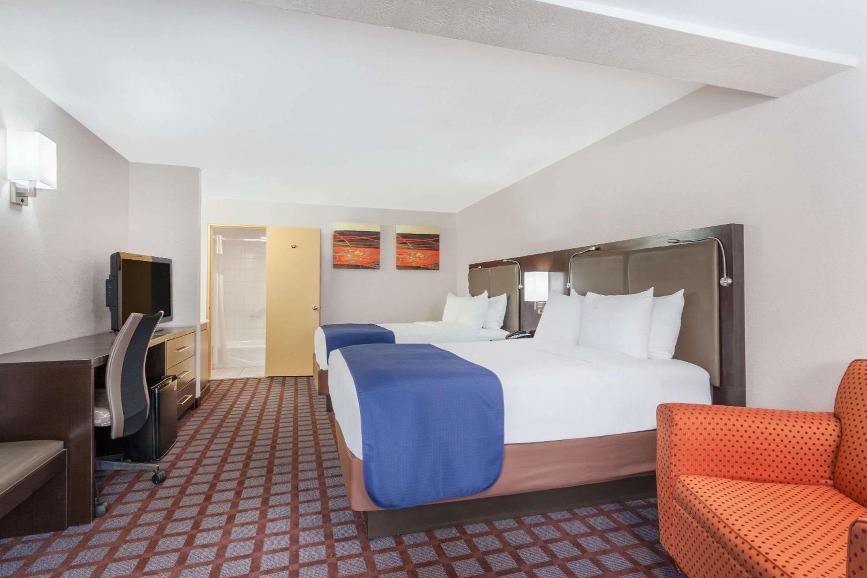 Double Room with Two Double Beds - Smoking - Photo 2