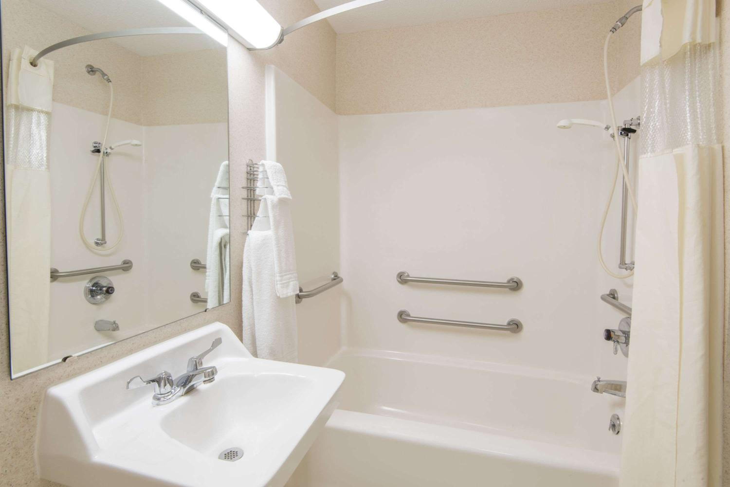 Queen Room - Disability Access- Non-Smoking - Photo 8