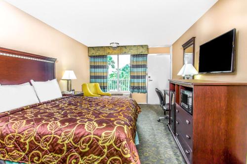 Deluxe King Room - Mobility Access/Non-Smoking photo 1