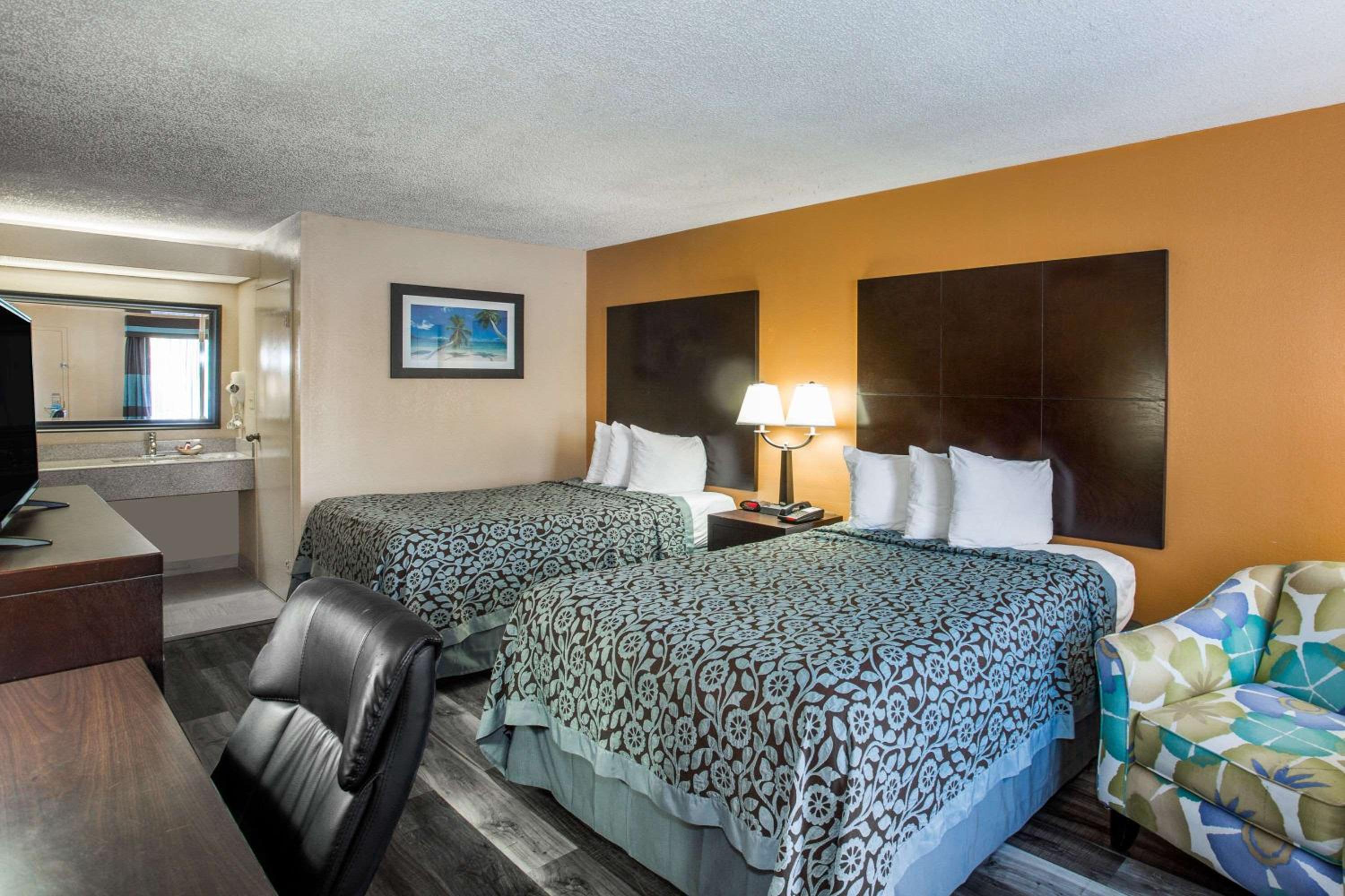 Queen Room with Two Queen Beds - Non-Smoking - Photo 1