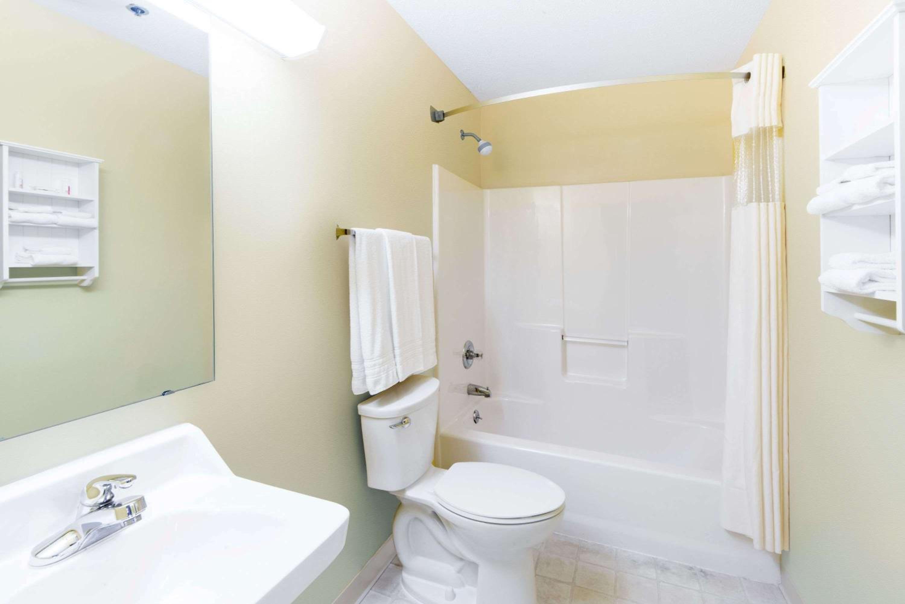 Queen Room - Disability Access- Non-Smoking - Photo 6