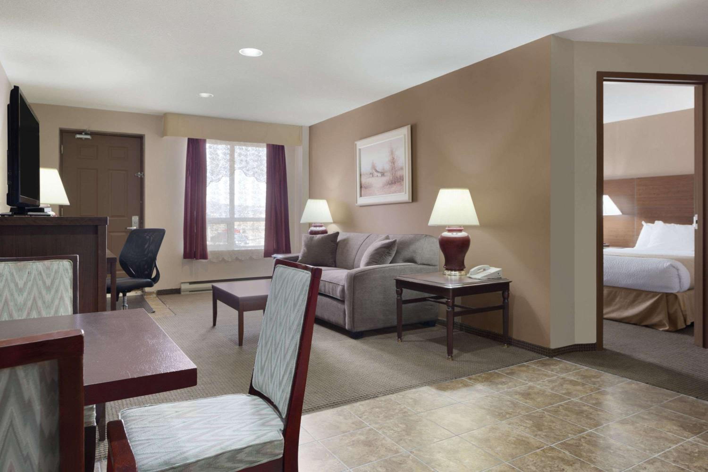 One-Bedroom Efficiency Room with Two Queen Beds - Non-Smoking