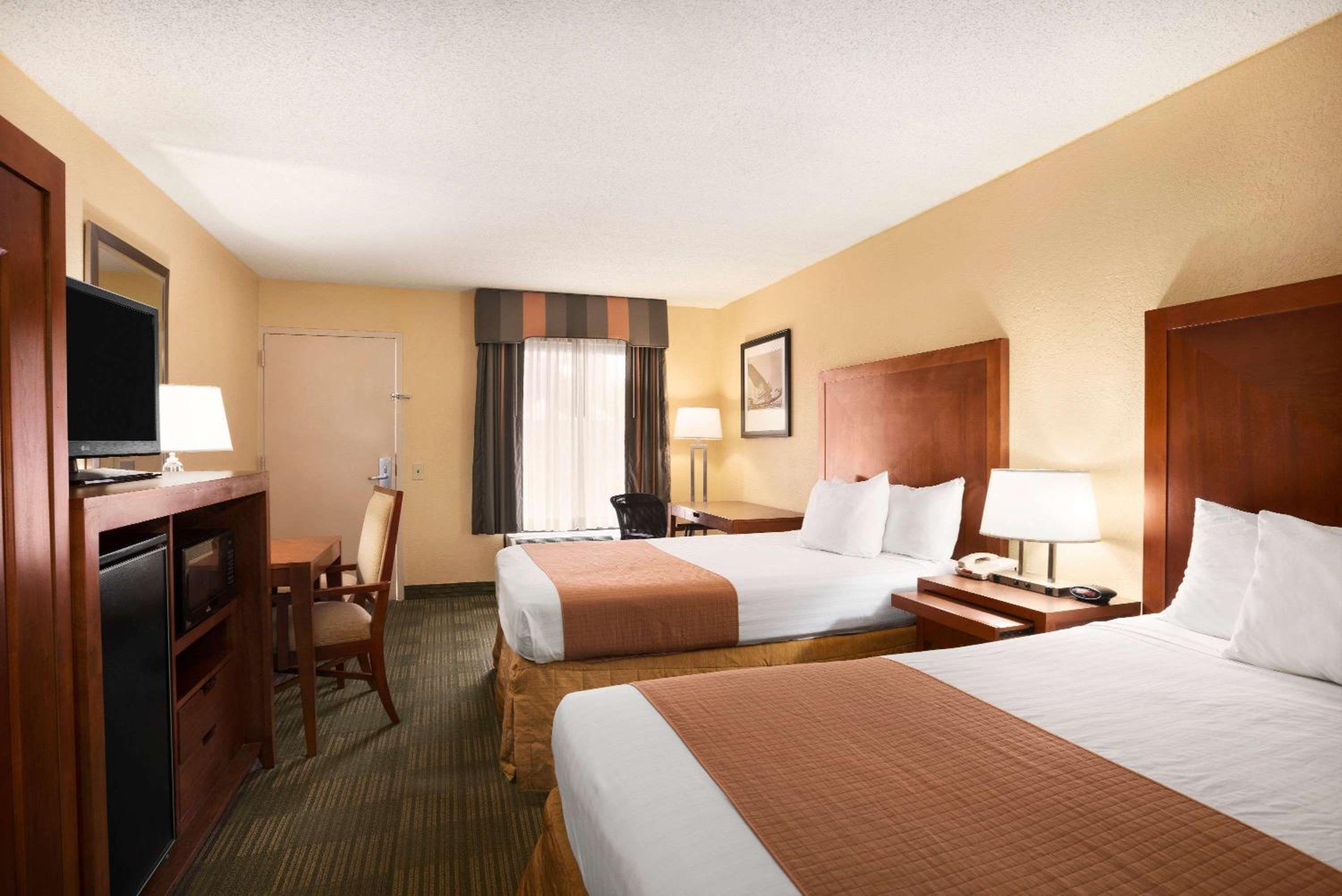 Double Room with Two Double Beds - Non-Smoking - Photo 1
