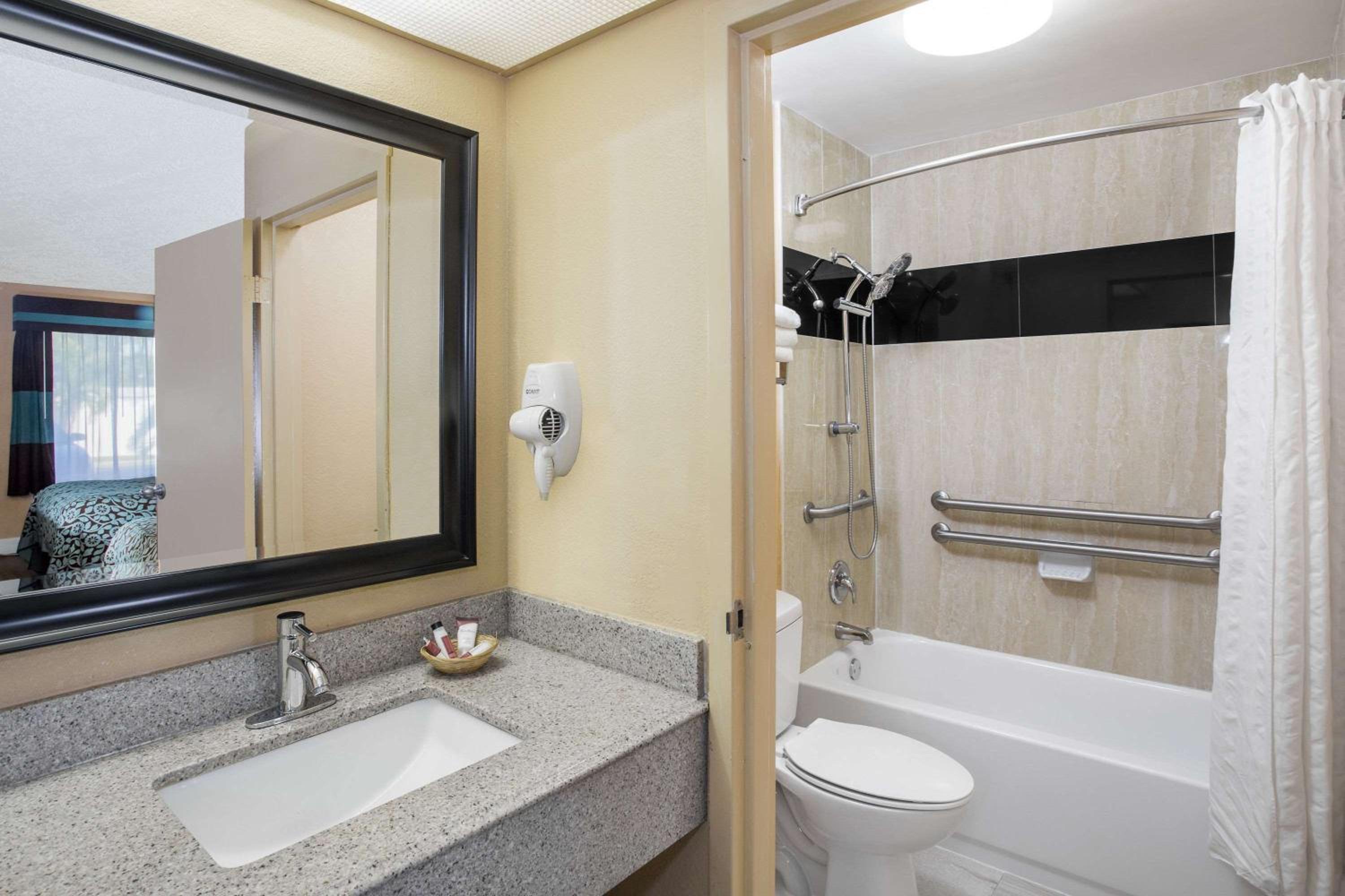 Deluxe Quadruple Room with Two Double Beds - Disability Access - Non-Smoking - Photo 4