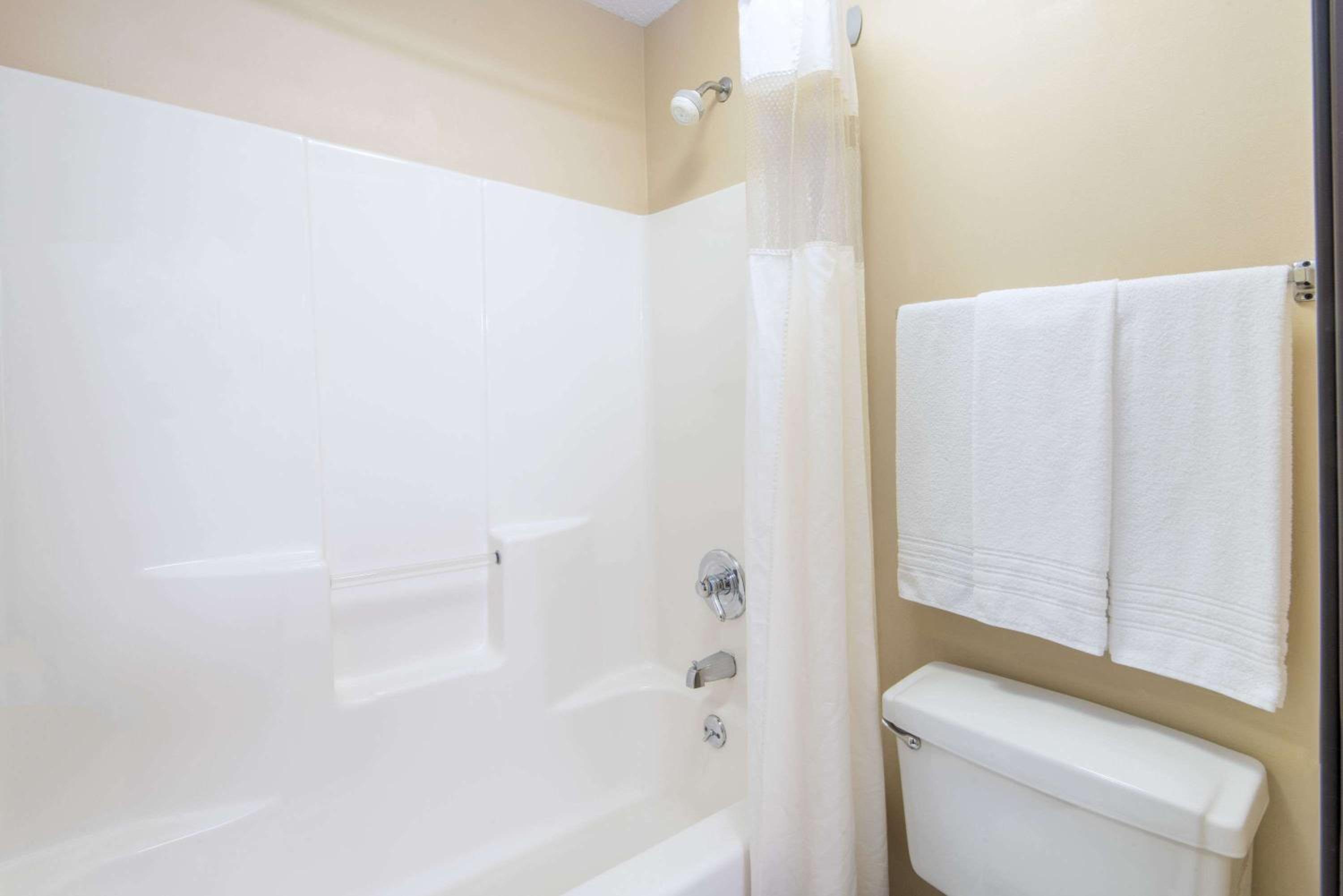 Queen Room - Disability Access- Non-Smoking - Photo 7