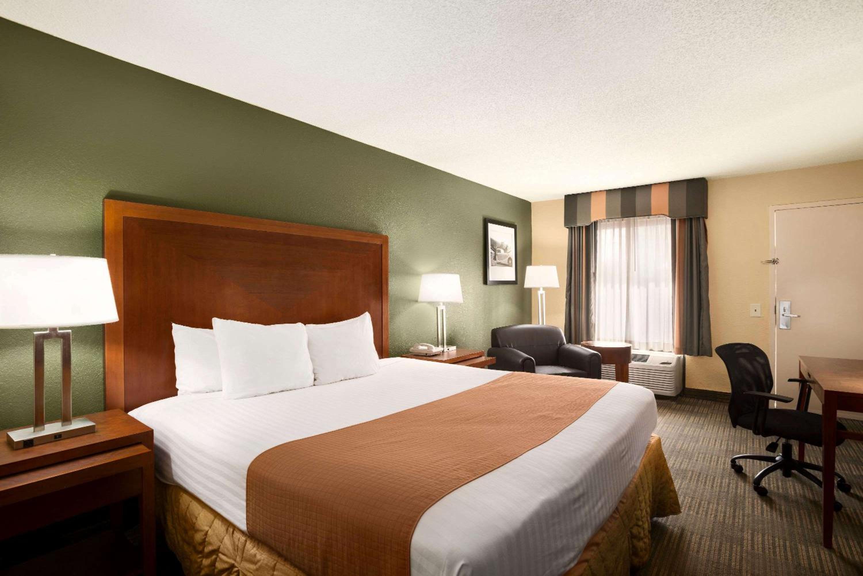 King Room with Roll-In Shower - Mobility Access/Non-Smoking - Photo 3