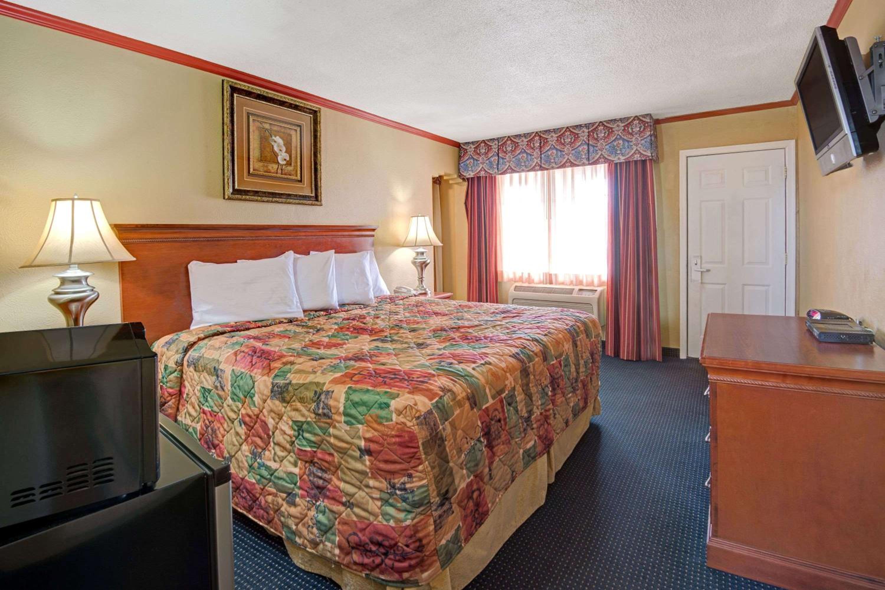 King Room - Non-Smoking - Photo 1