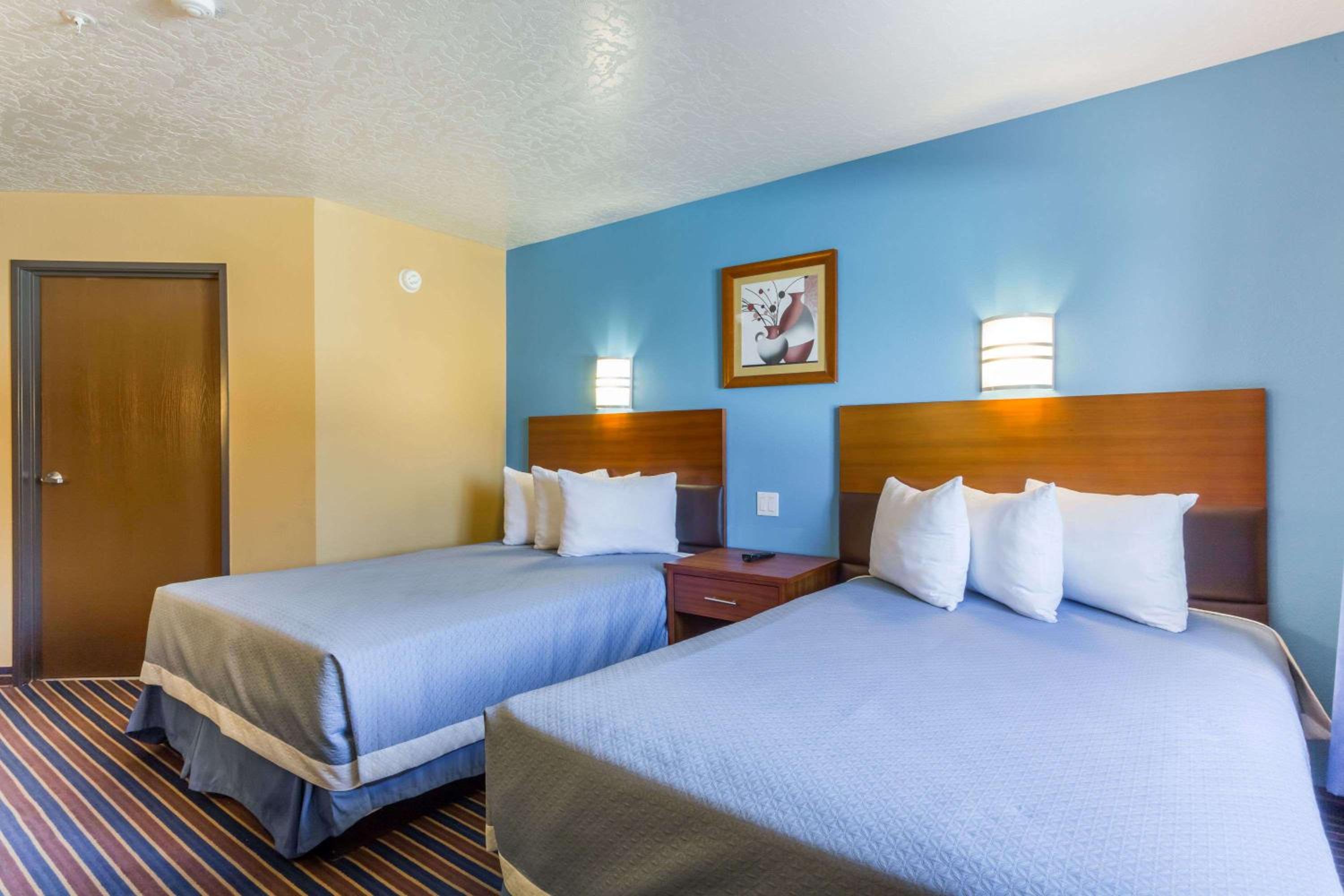 Double Room with Two Double Beds - Non-Smoking - Photo 2
