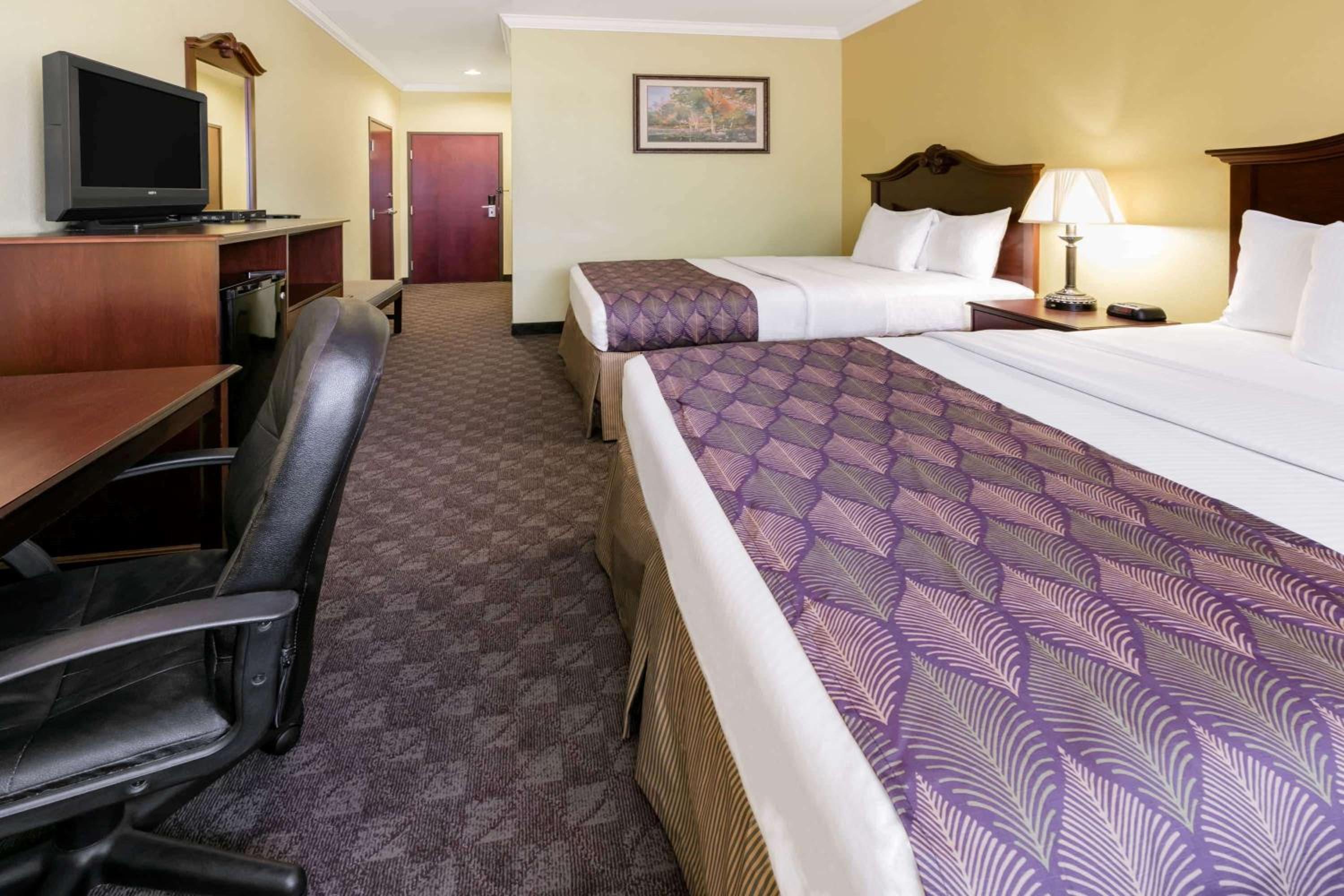 Queen Room with Two Queen Beds - Non-Smoking - Photo 1