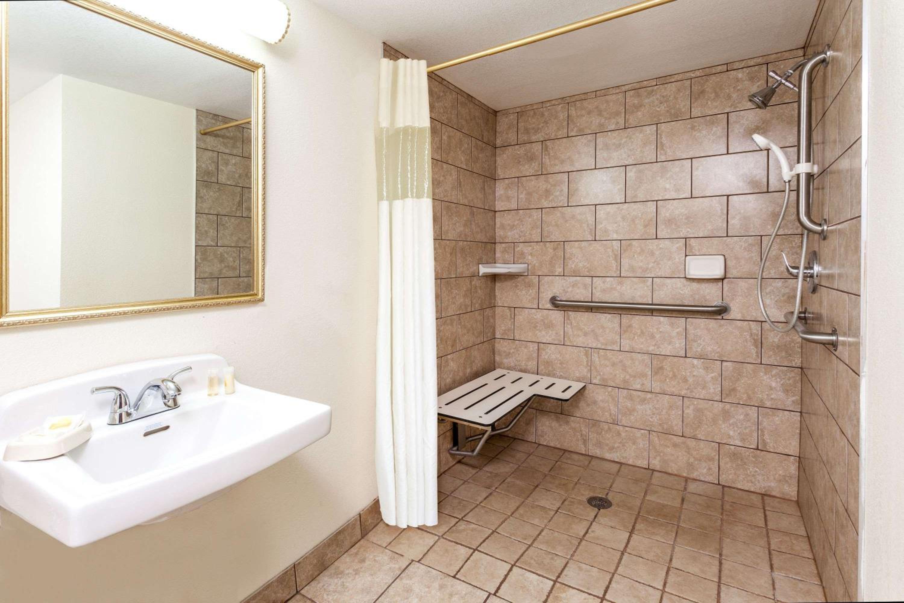 King Room - Disability Access - Non-Smoking
