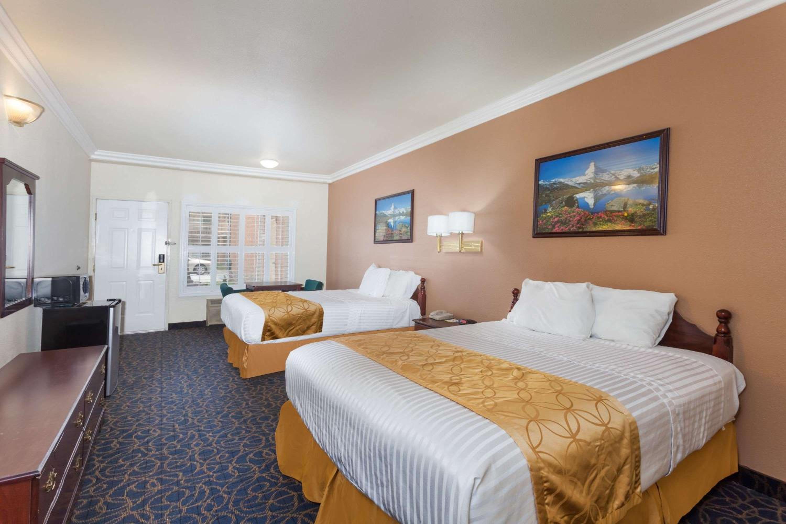 Queen Room with Two Queen Beds - Non-Smoking - Photo 1