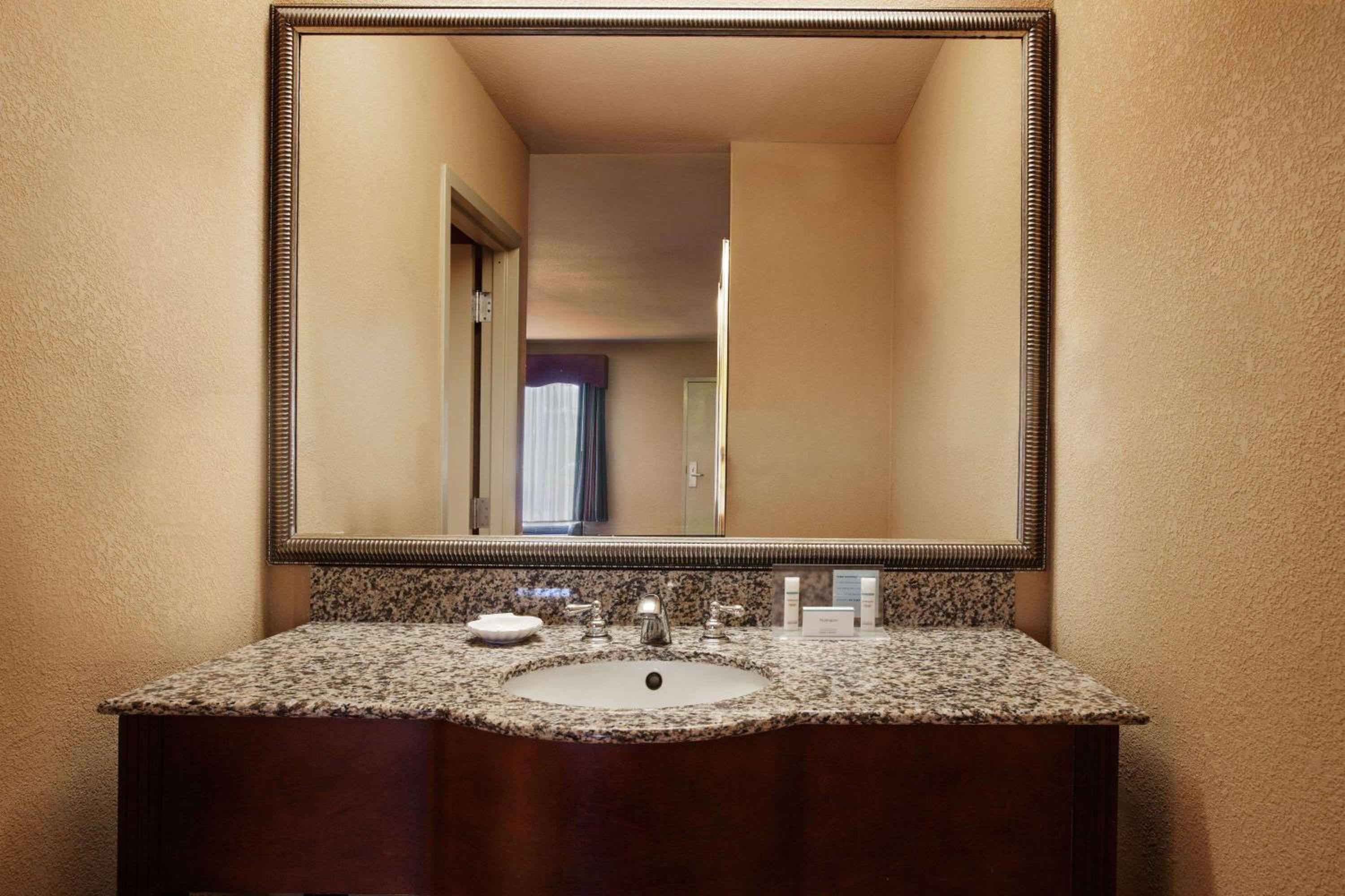 King Room - Non-Smoking - Photo 5