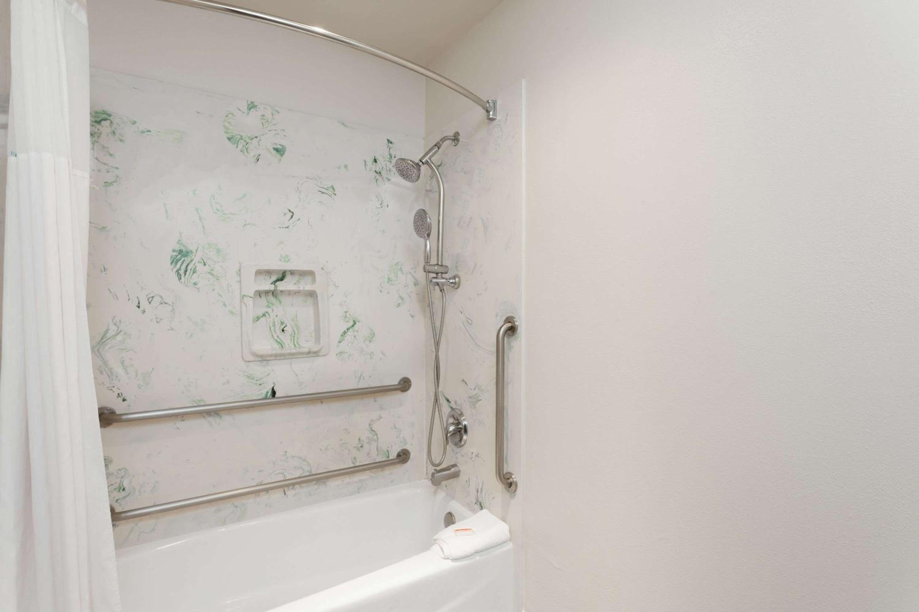 Queen Room with Mobility/Hearing Access - Non-Smoking photo 3