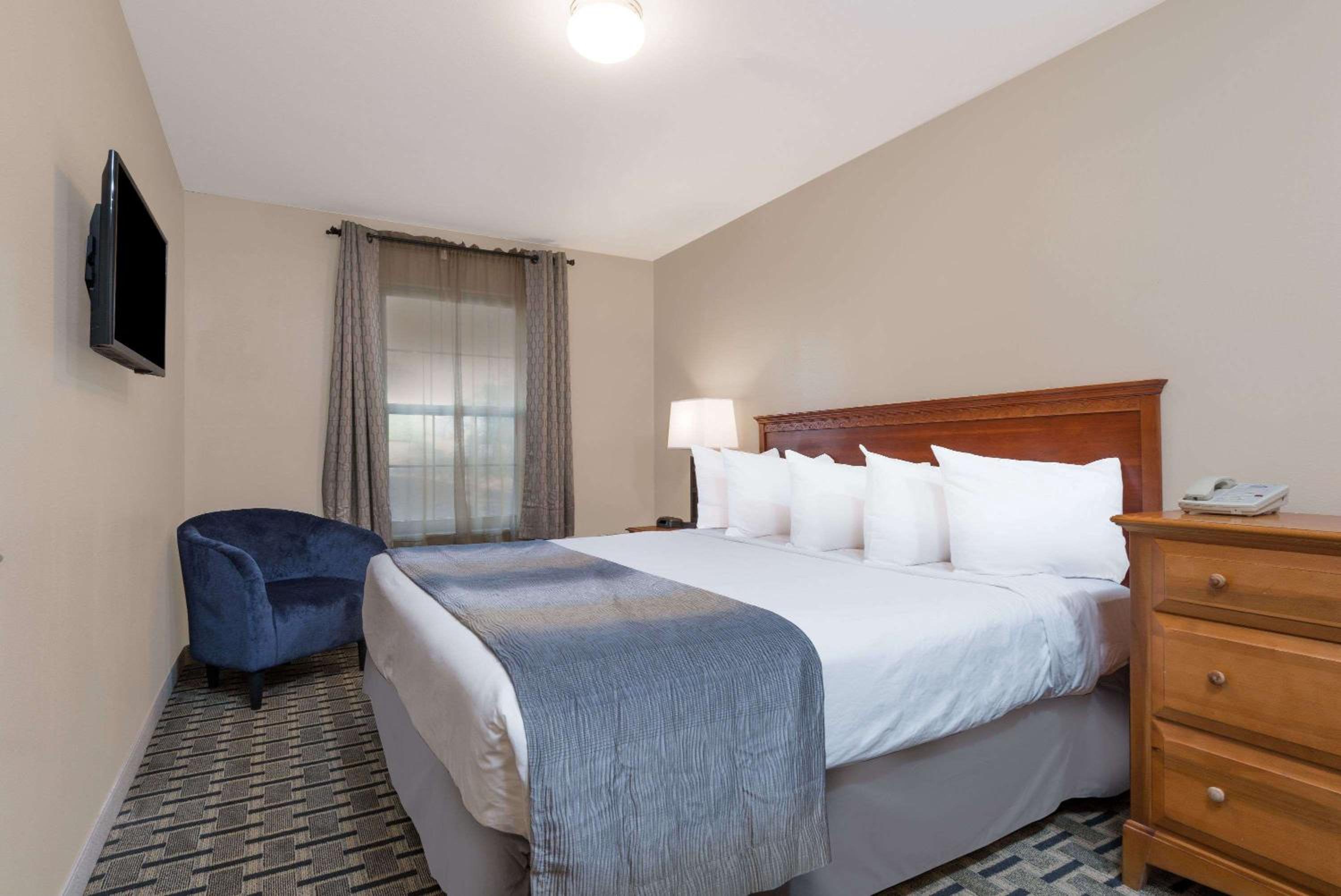 King Room - Non-Smoking - Photo 2