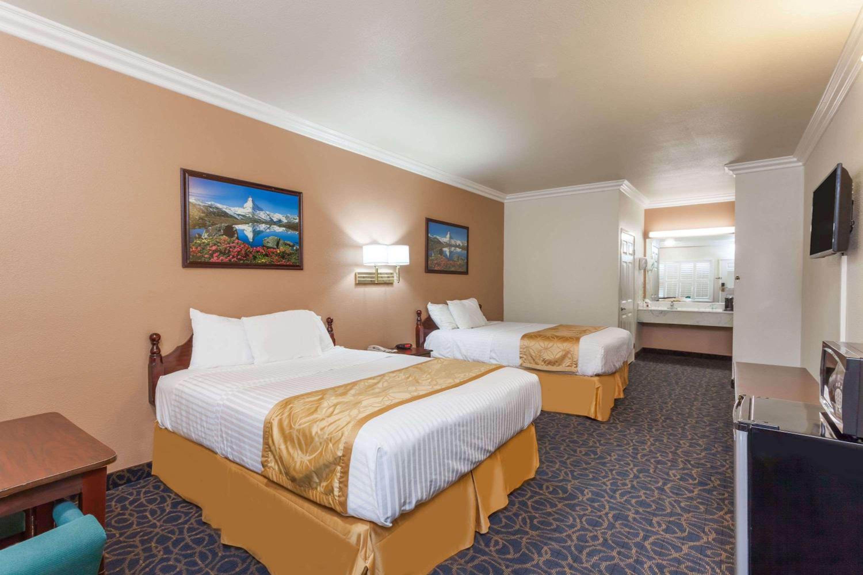 Queen Room with Two Queen Beds - Non-Smoking - Photo 5
