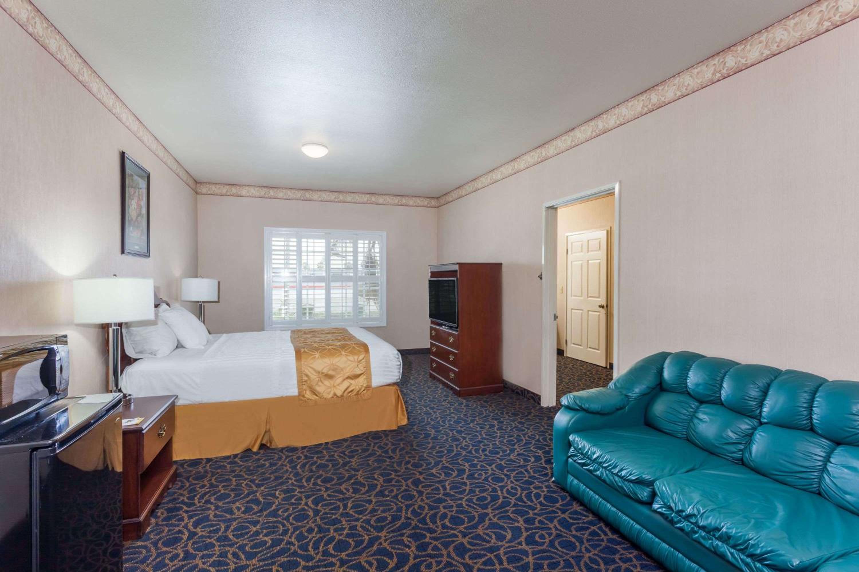 Studio Suite with Two Queen Beds - Non-Smoking - Photo 4