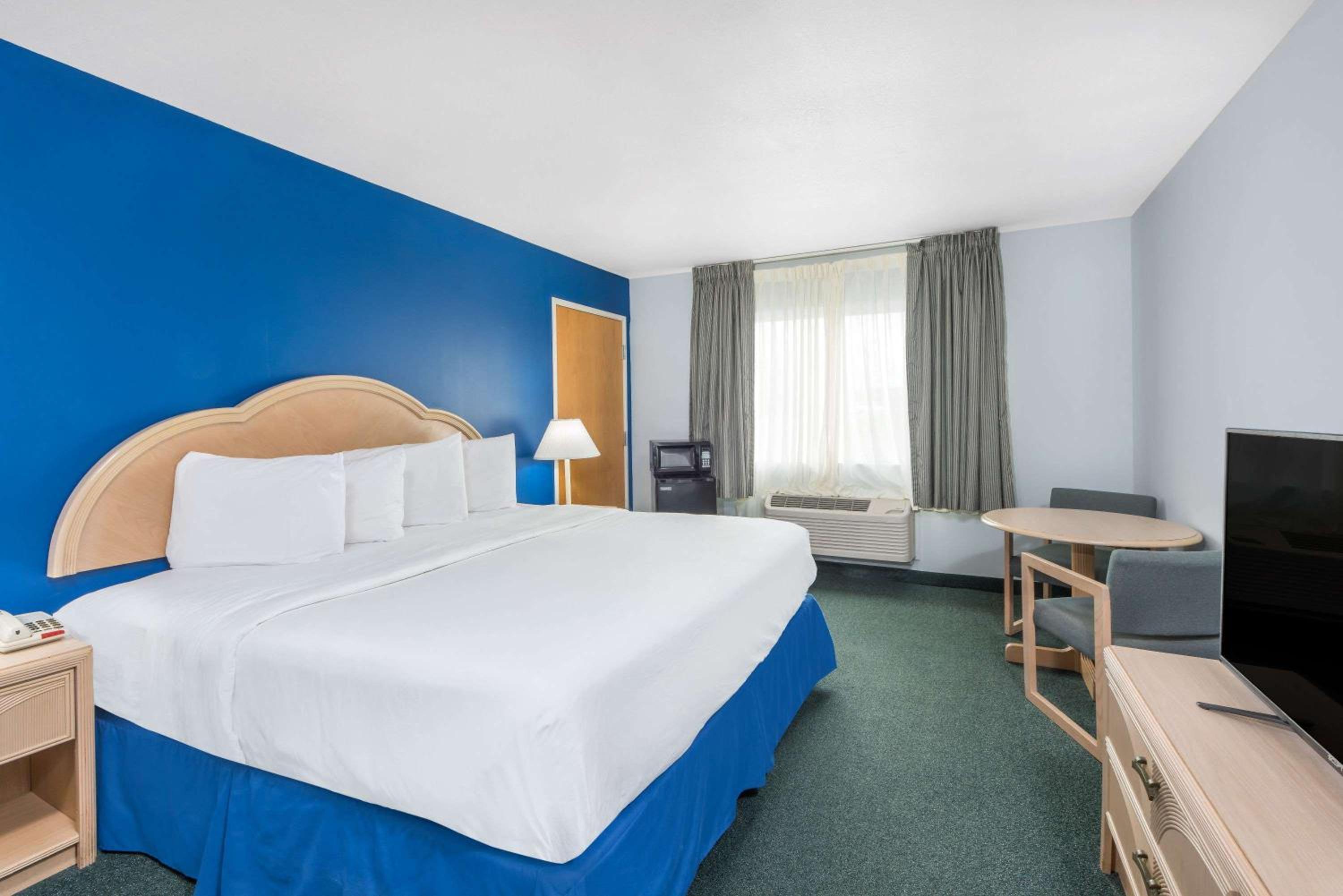 1 King Bed Accessible Room, Non-Smoking - Photo 3