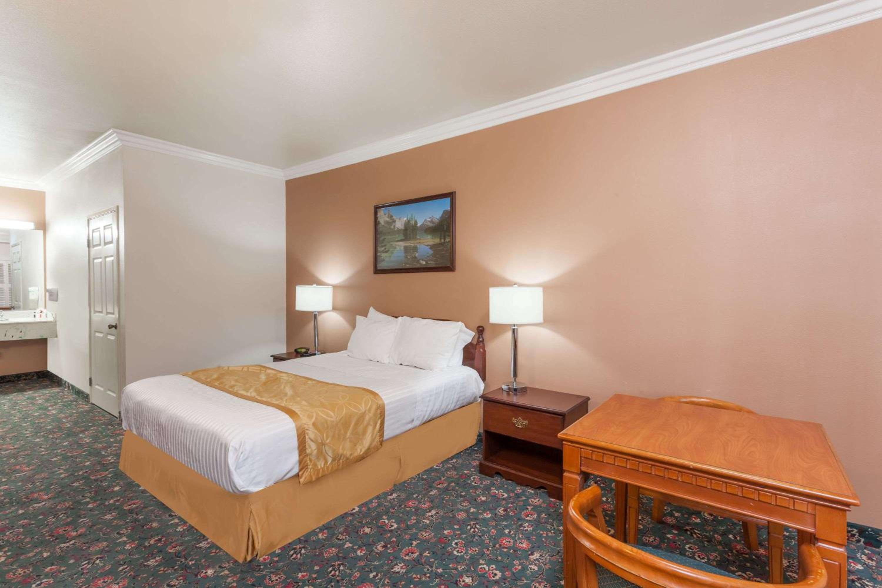 Queen Room (2 Adults) - Non-Smoking  - Photo 1